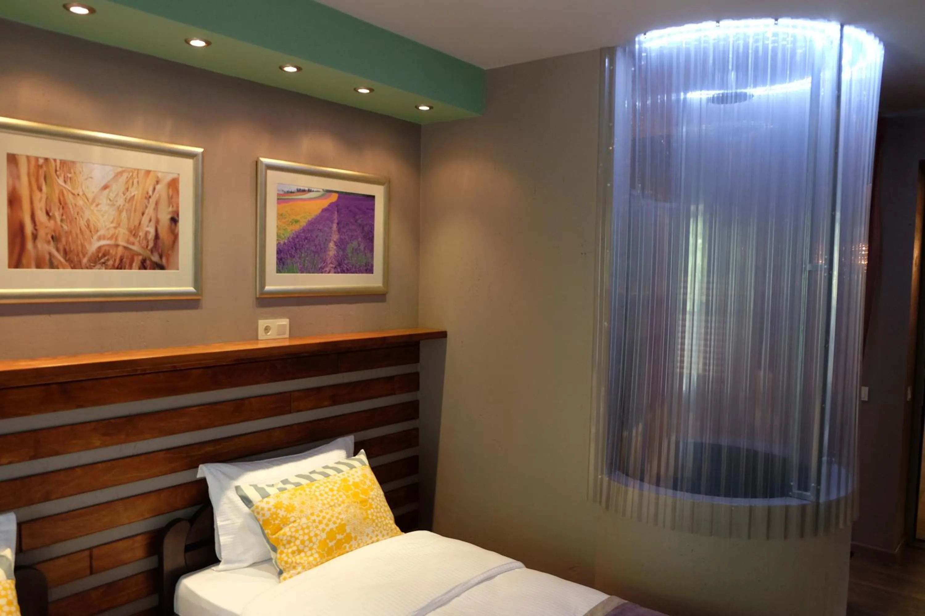 Shower in Aparthotel