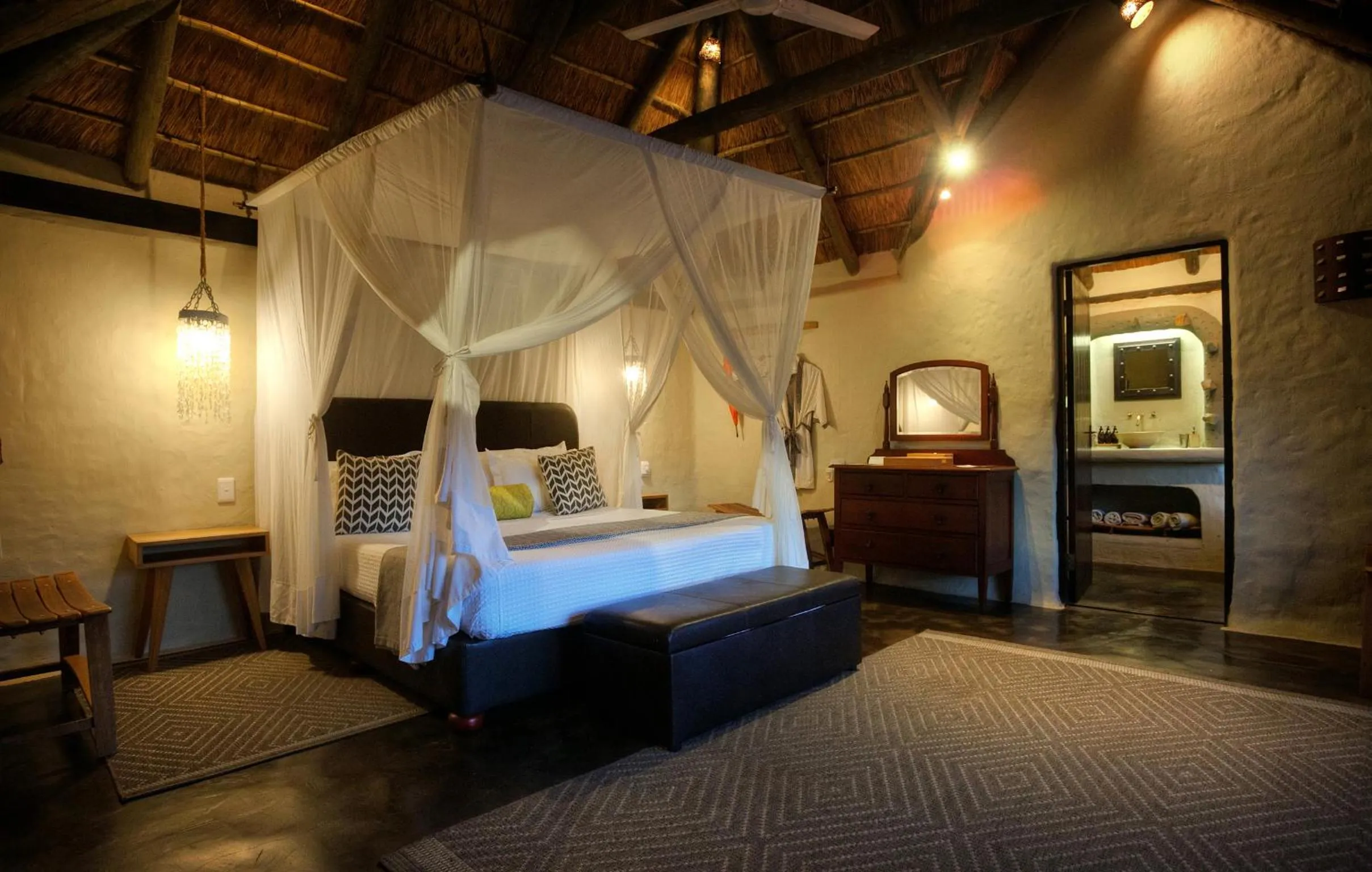 Bedroom, Bed in Safari Lodge - Amakhala Game Reserve