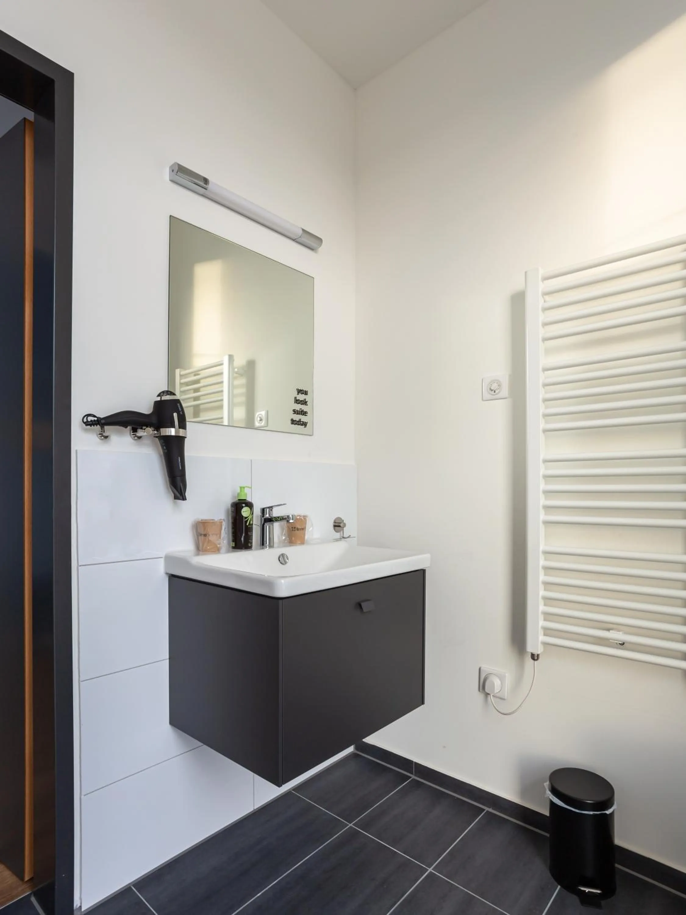 Bathroom in Limehome Mönchengladbach Fliethstraße