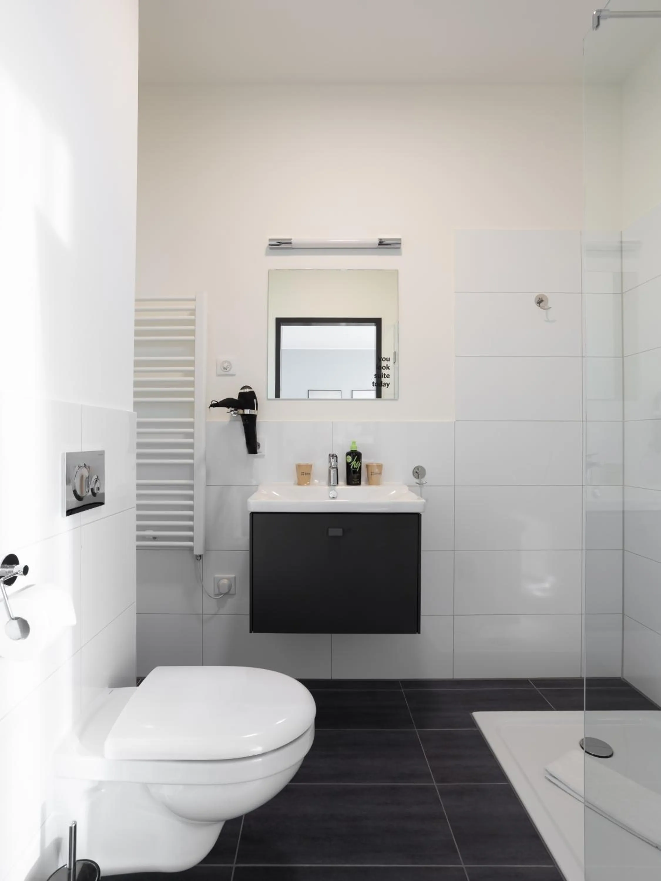 Shower in Limehome Mönchengladbach Fliethstraße