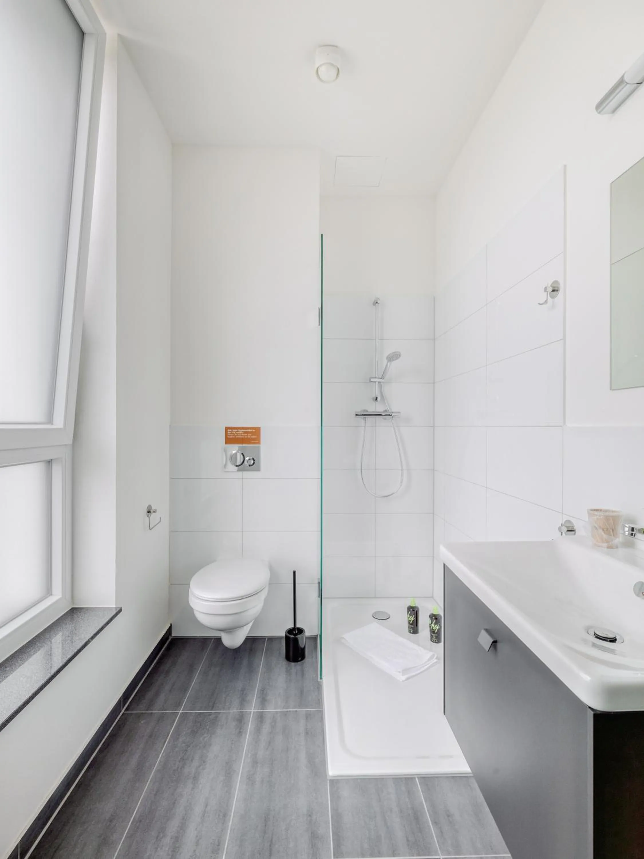 Shower in Limehome Mönchengladbach Fliethstraße