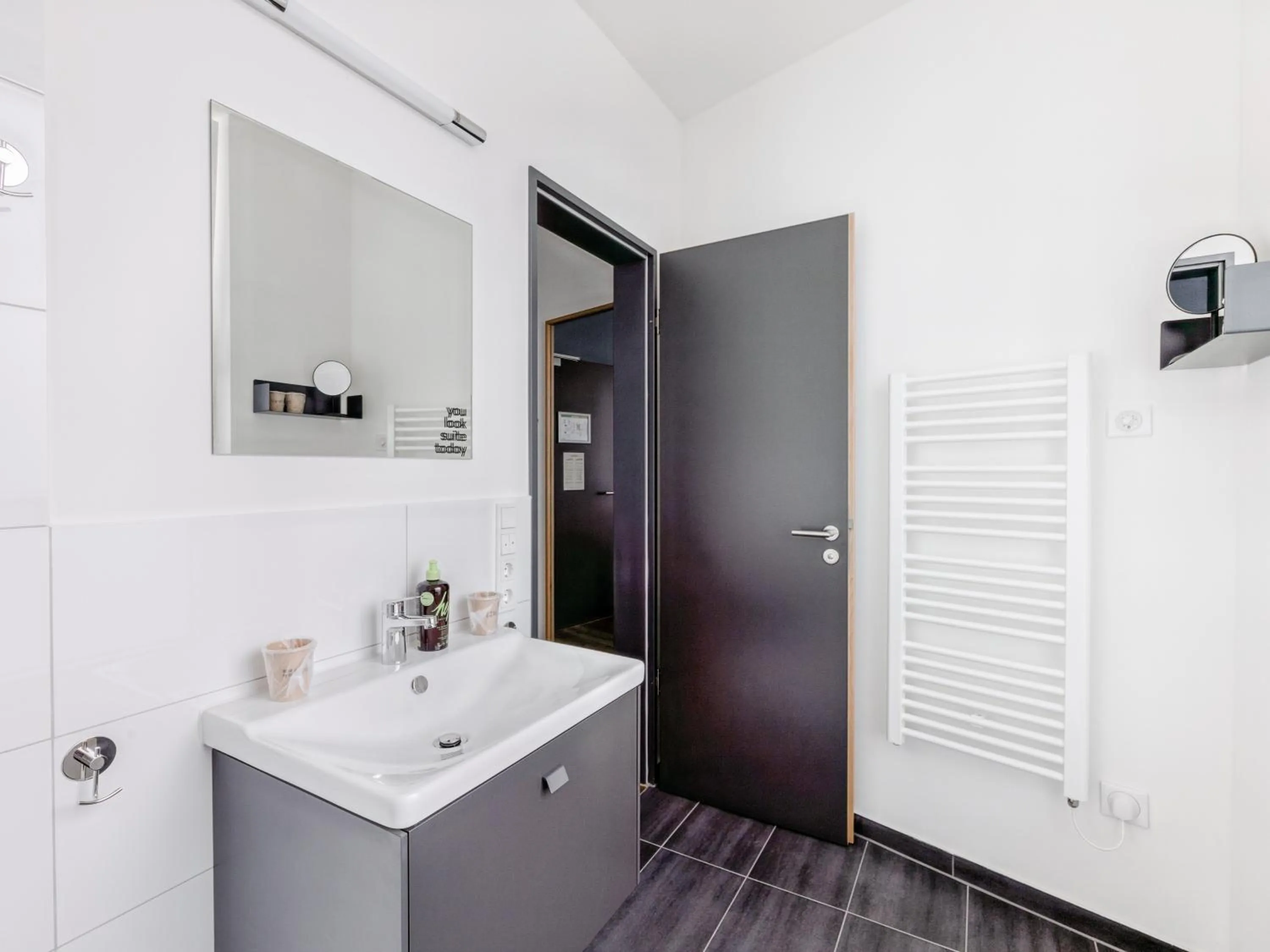 Bathroom in Limehome Mönchengladbach Fliethstraße