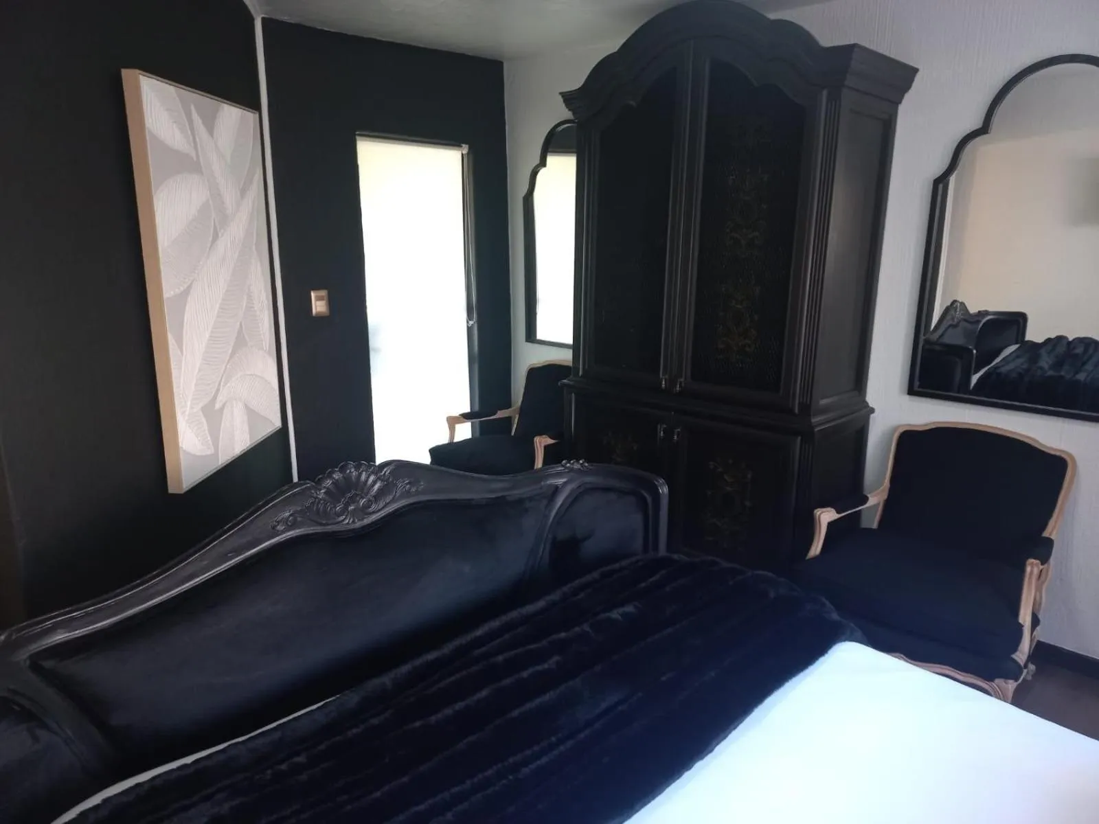 wardrobe, Bed in North Haven Country Estate