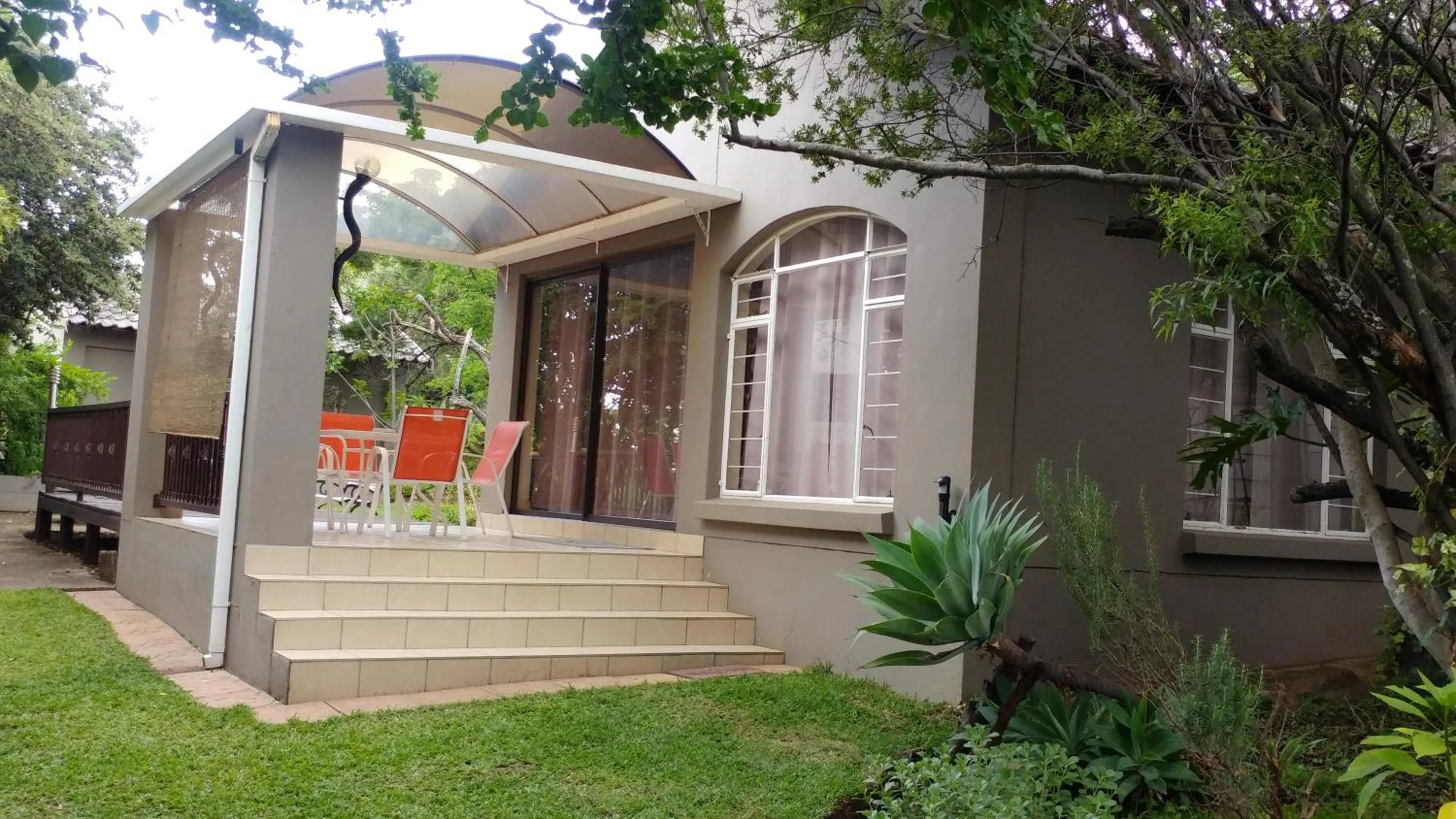 Facade/entrance in North Haven Country Estate