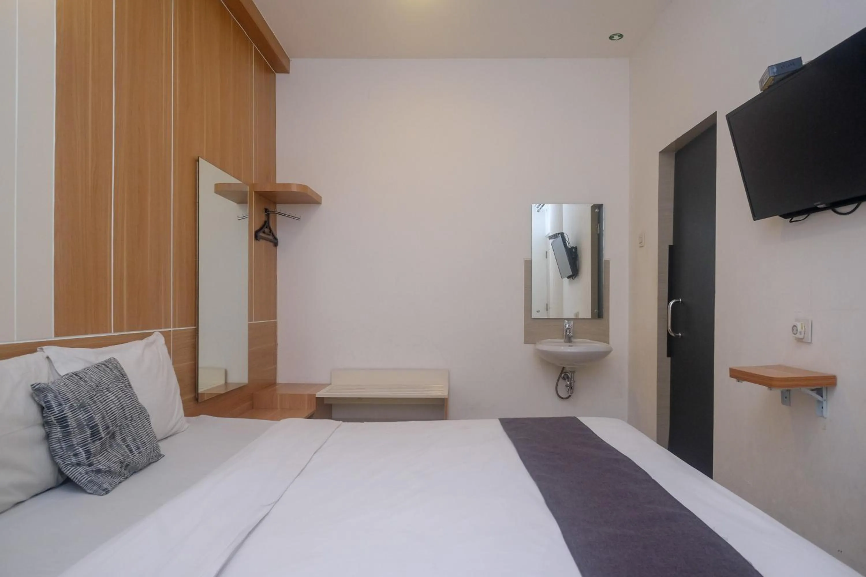 Bedroom, Bed in Ngampilan Residence Yogyakarta Mitra RedDoorz