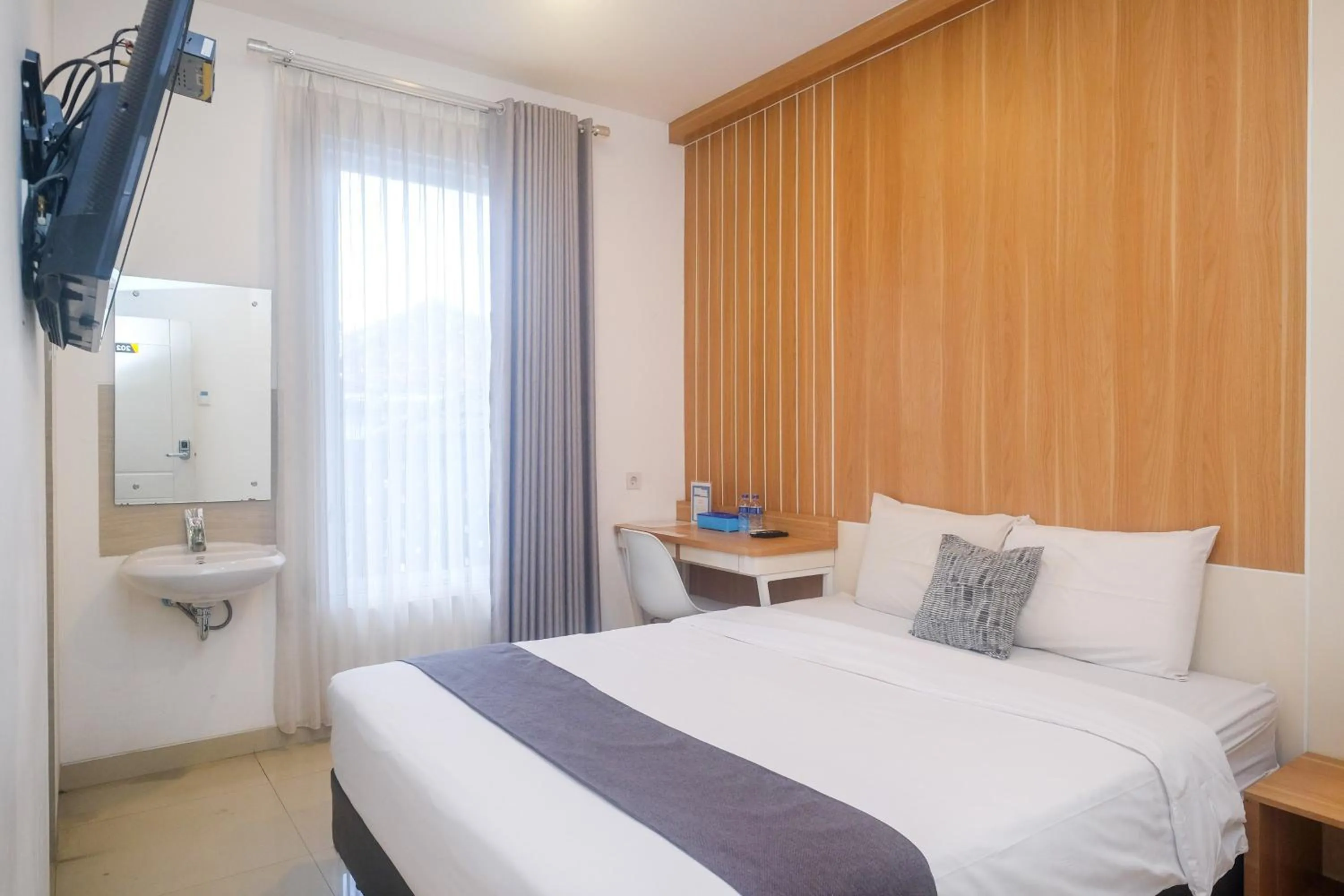 Bathroom, Bed in Ngampilan Residence Yogyakarta Mitra RedDoorz