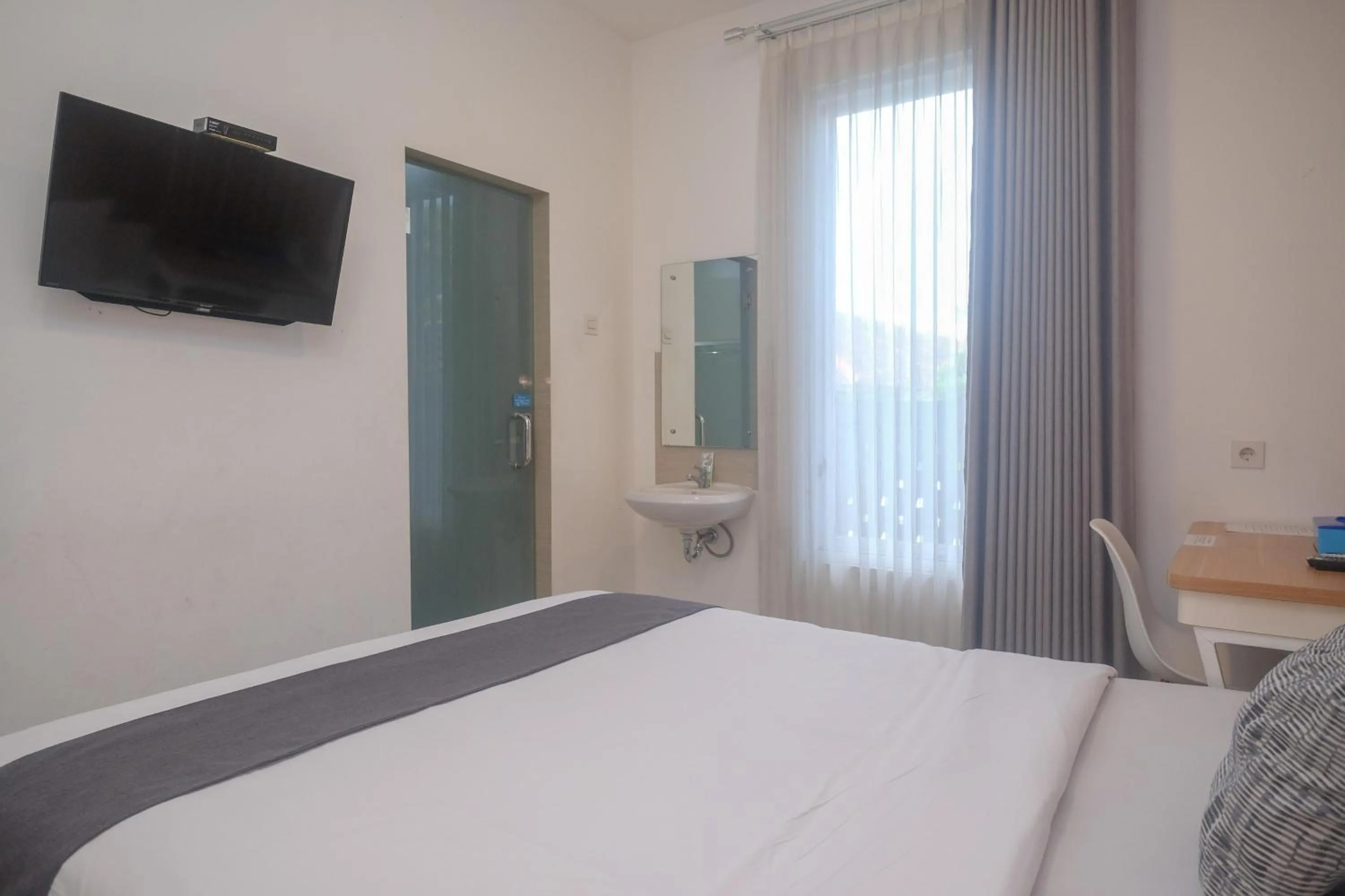 Bedroom, Bed in Ngampilan Residence Yogyakarta Mitra RedDoorz