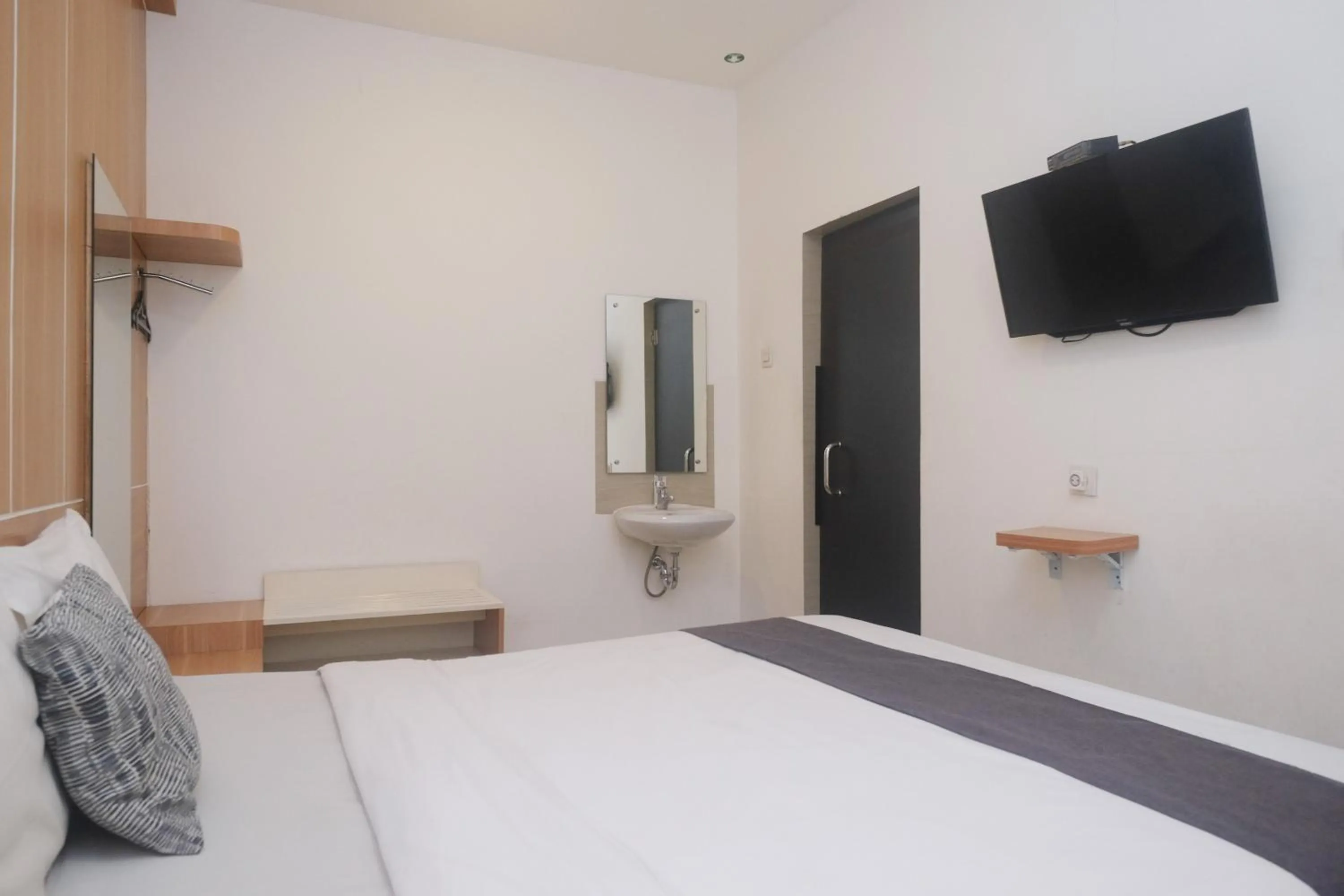 Bedroom, Bed in Ngampilan Residence Yogyakarta Mitra RedDoorz