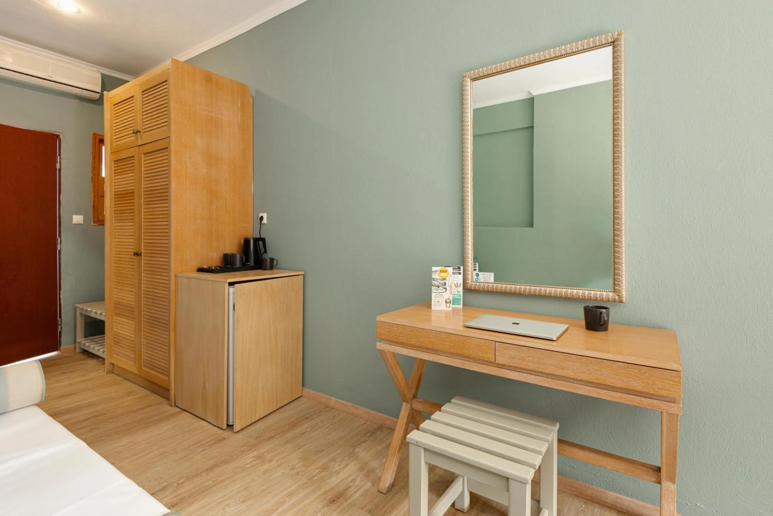 Coffee/tea facilities in Regos Resort Hotel