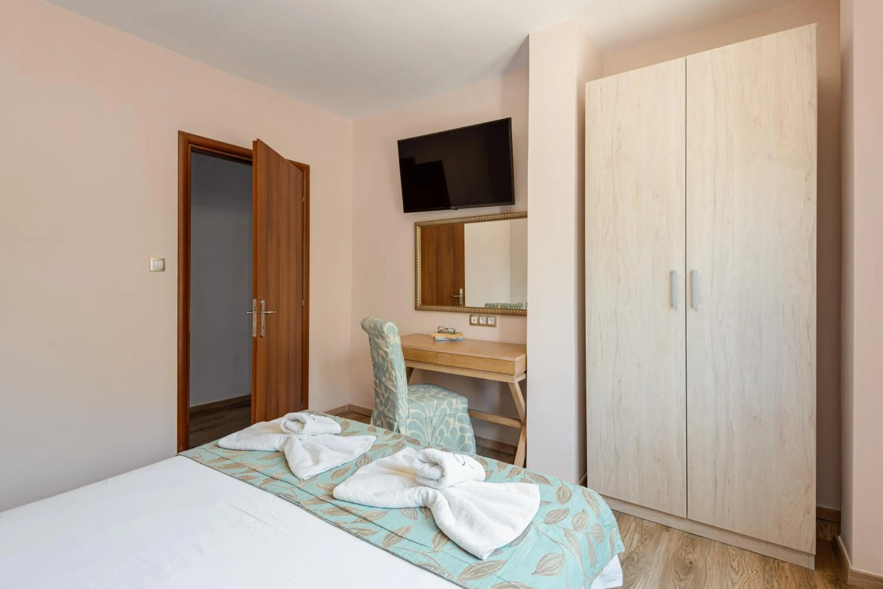 Bedroom, Bed in Regos Resort Hotel