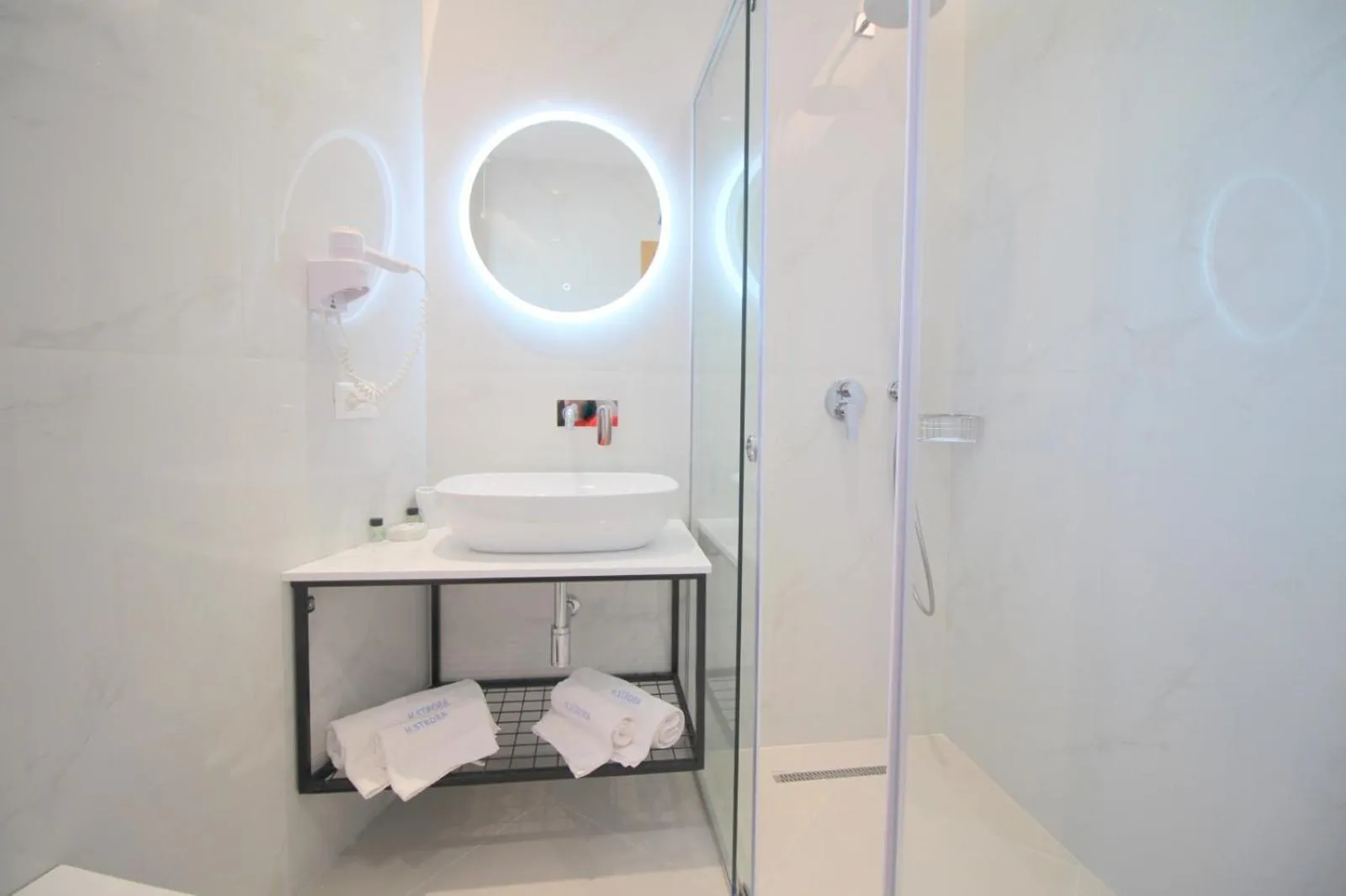 Shower in Hotel Strora