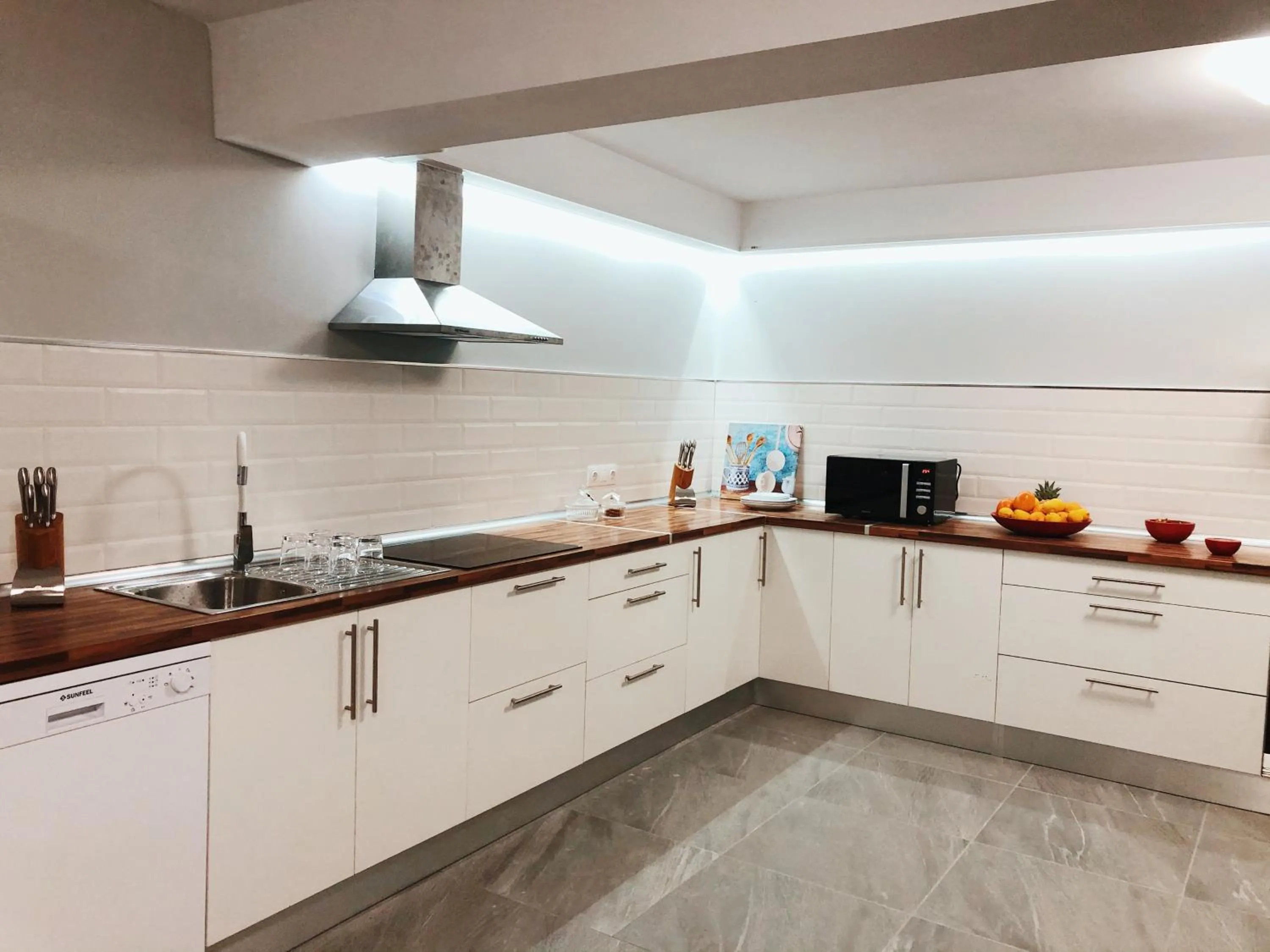 Communal kitchen in Villa 8 Islas