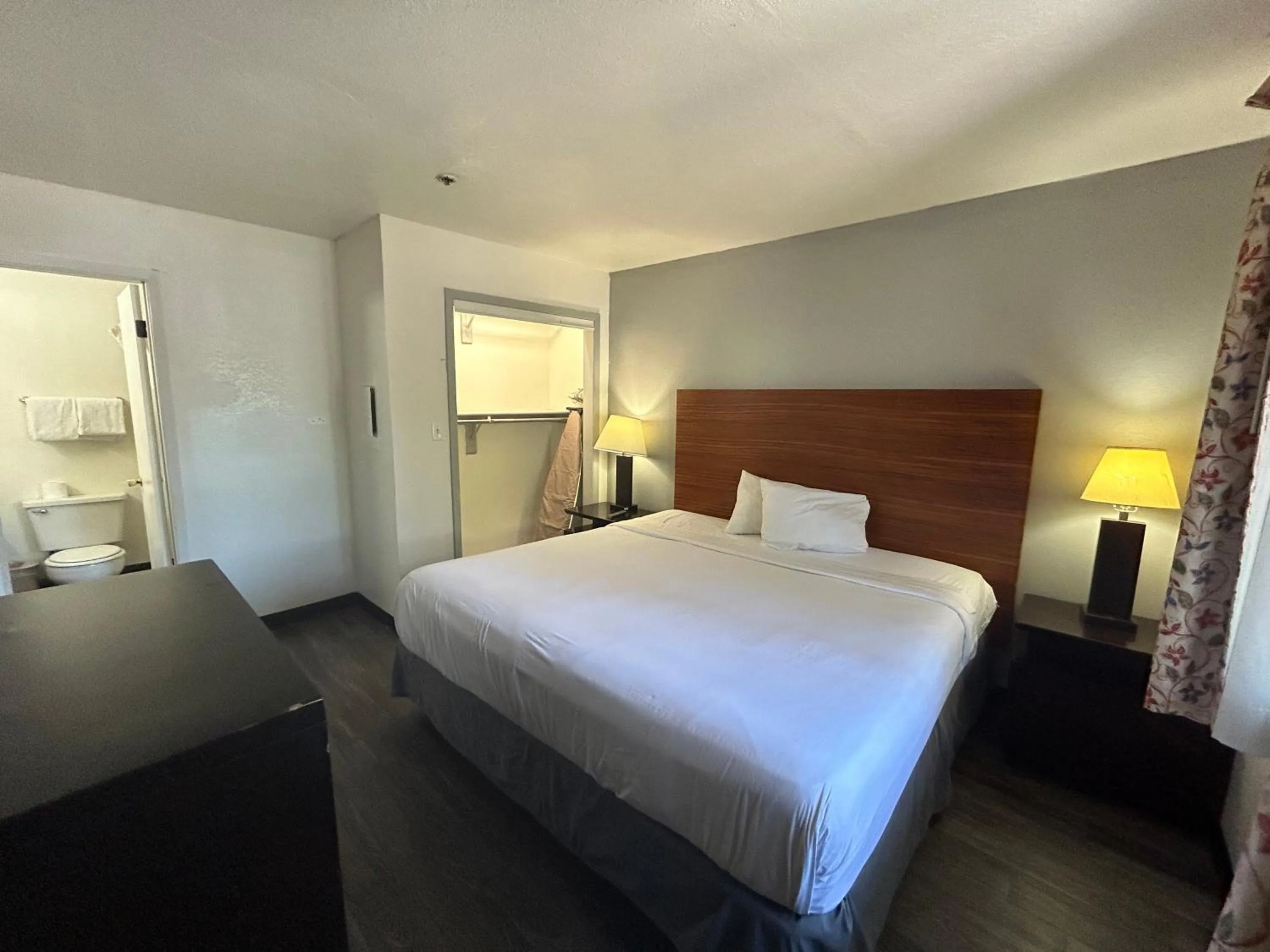 Bedroom, Bed in Motel 6 Tempe, AZ Elliot Road