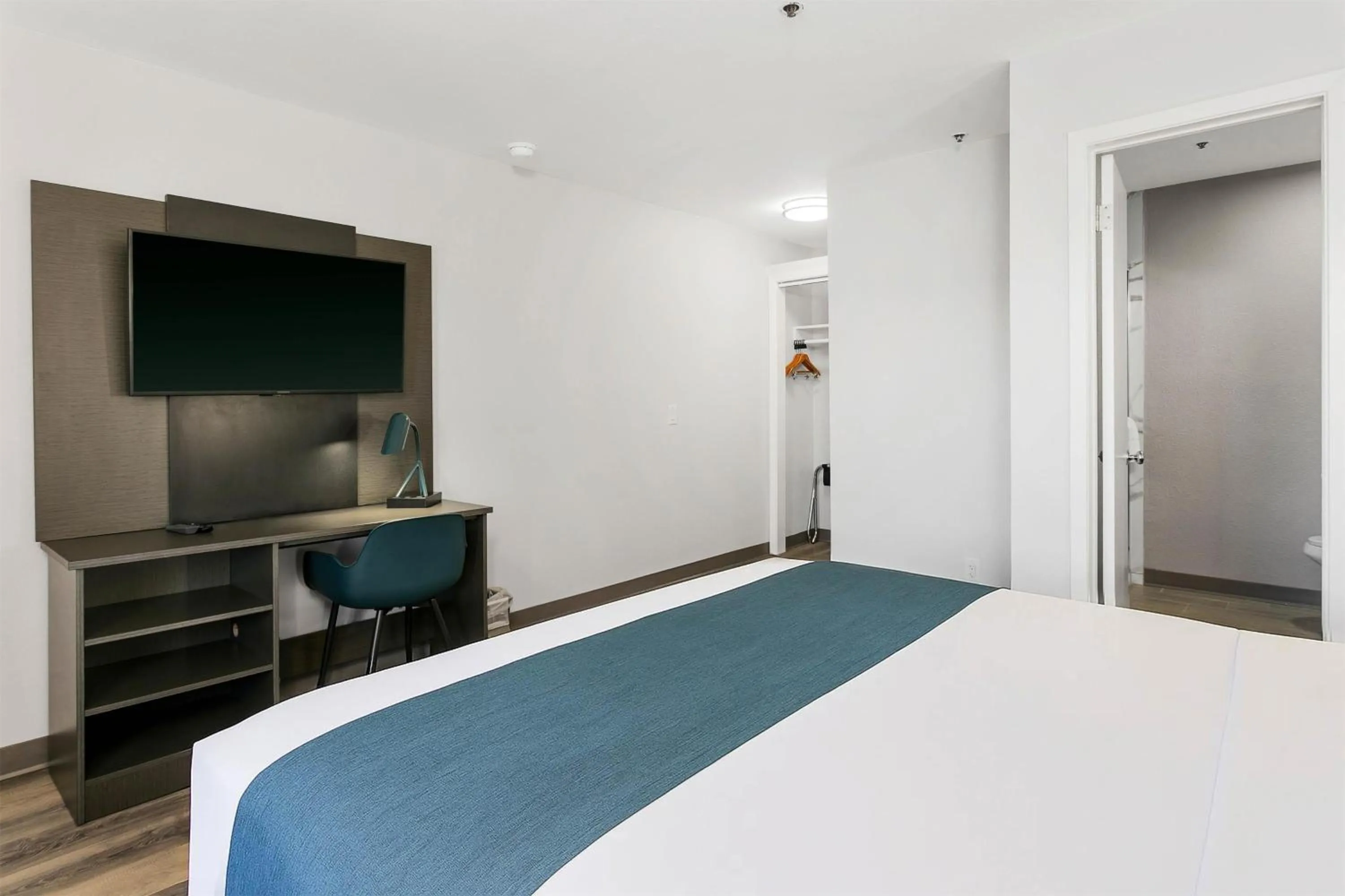 Bedroom, Bed in Motel 6 Tempe, AZ Elliot Road