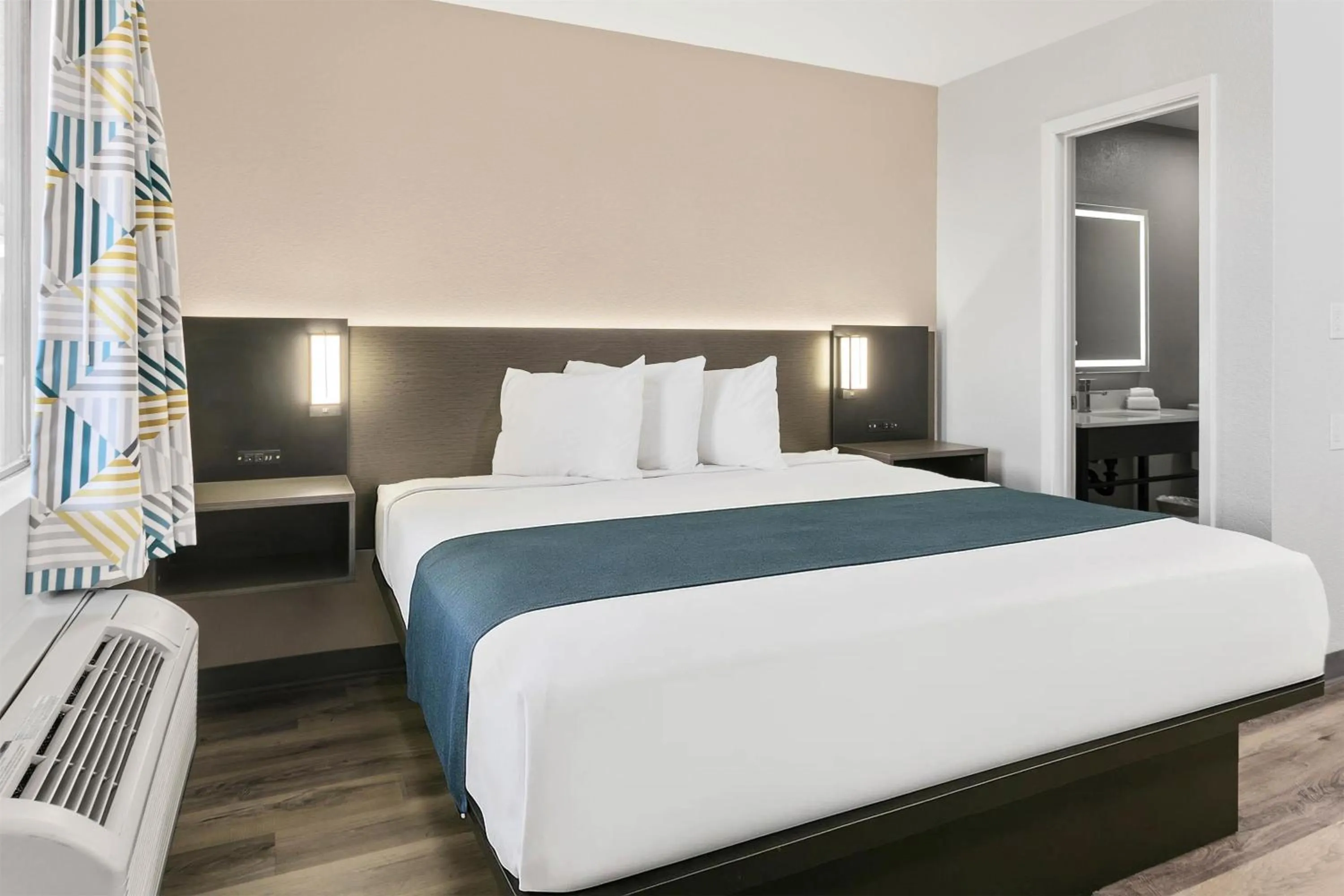 Bedroom, Bed in Motel 6 Tempe, AZ Elliot Road