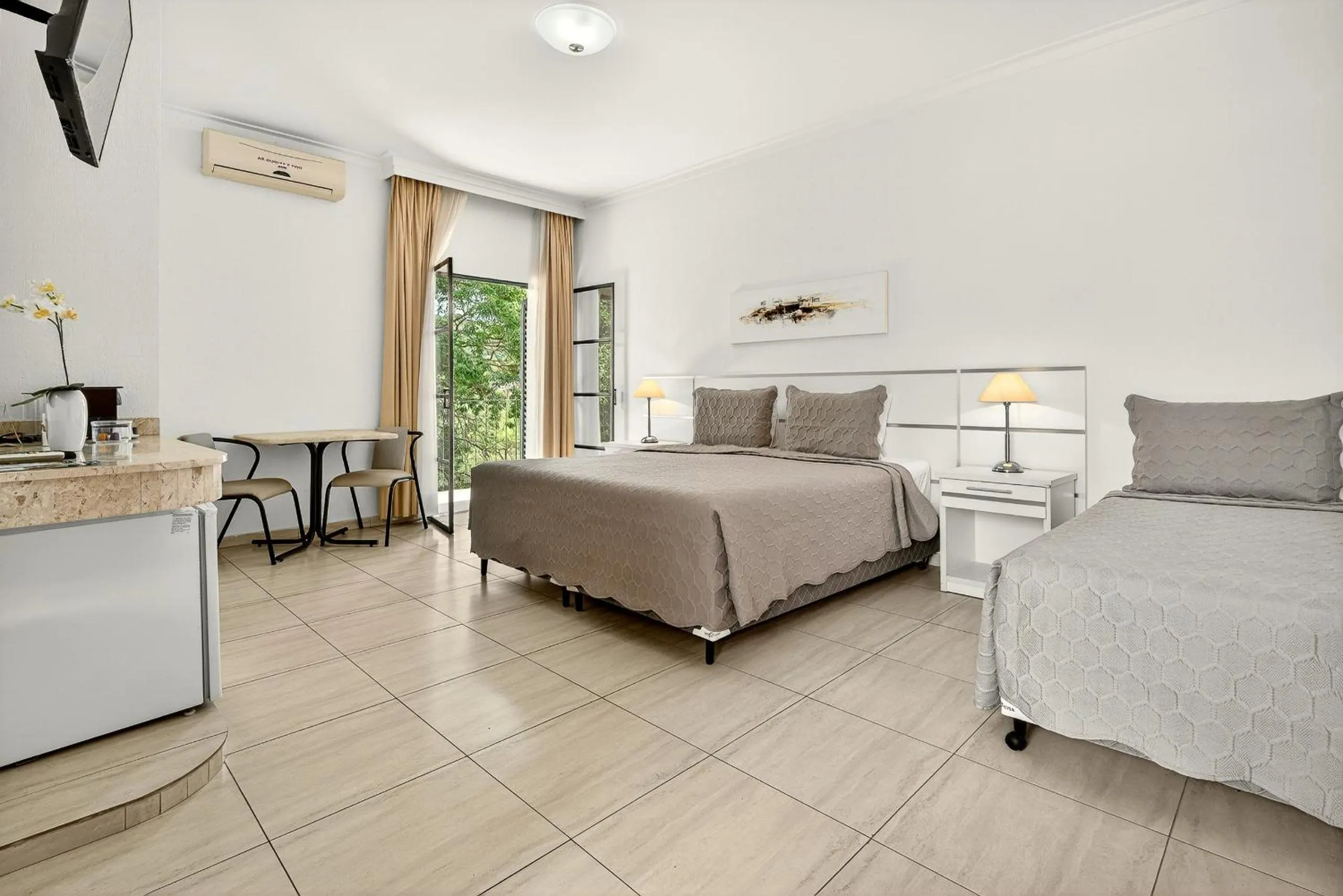 Property building, Bed in Grinbergs Village Hotel