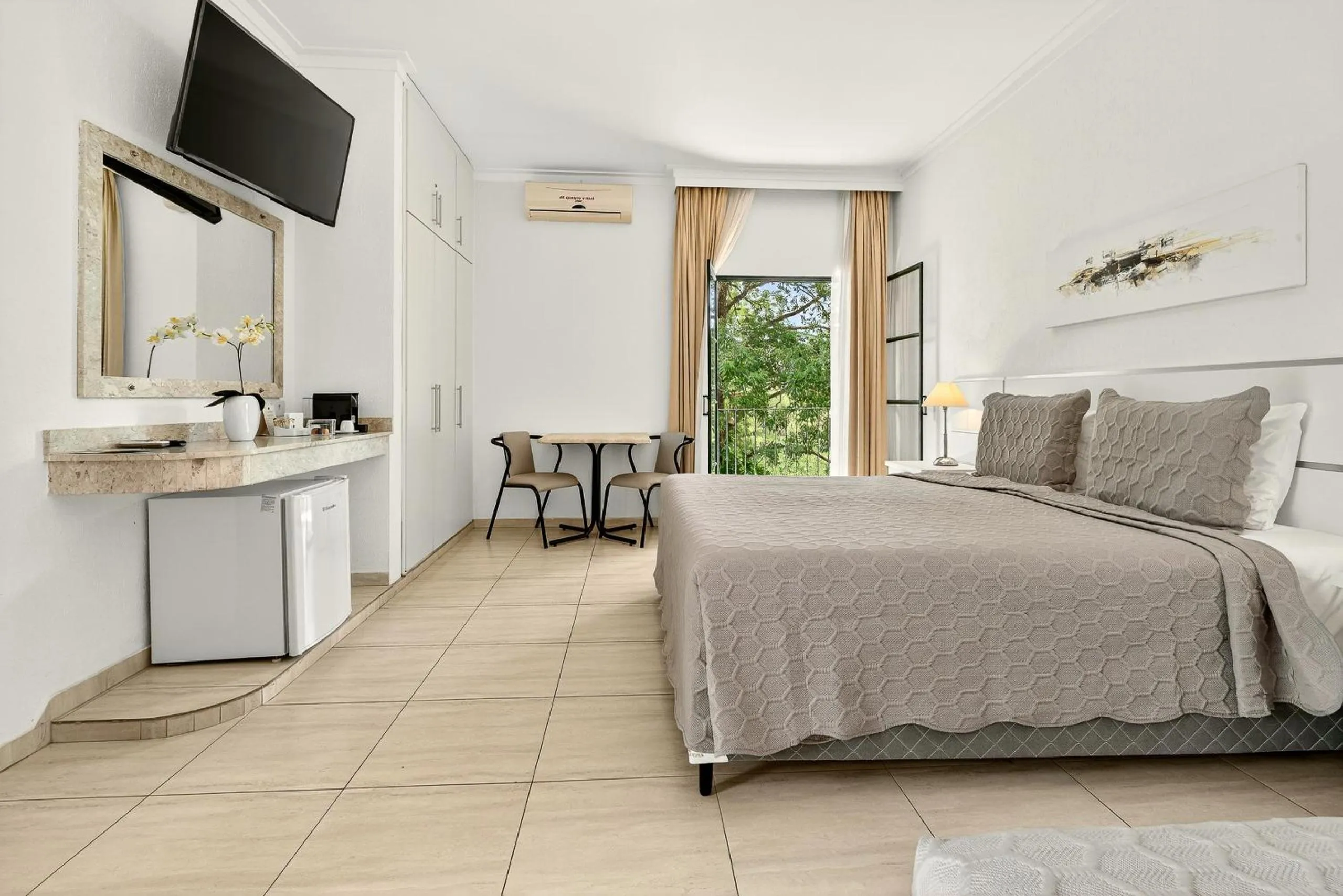 Property building, Bed in Grinbergs Village Hotel