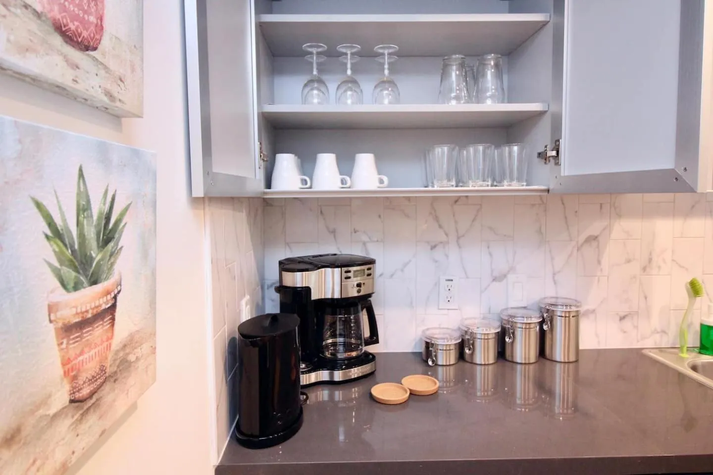 Kitchen or kitchenette in Los Angeles Premium City Suites with Free Parking