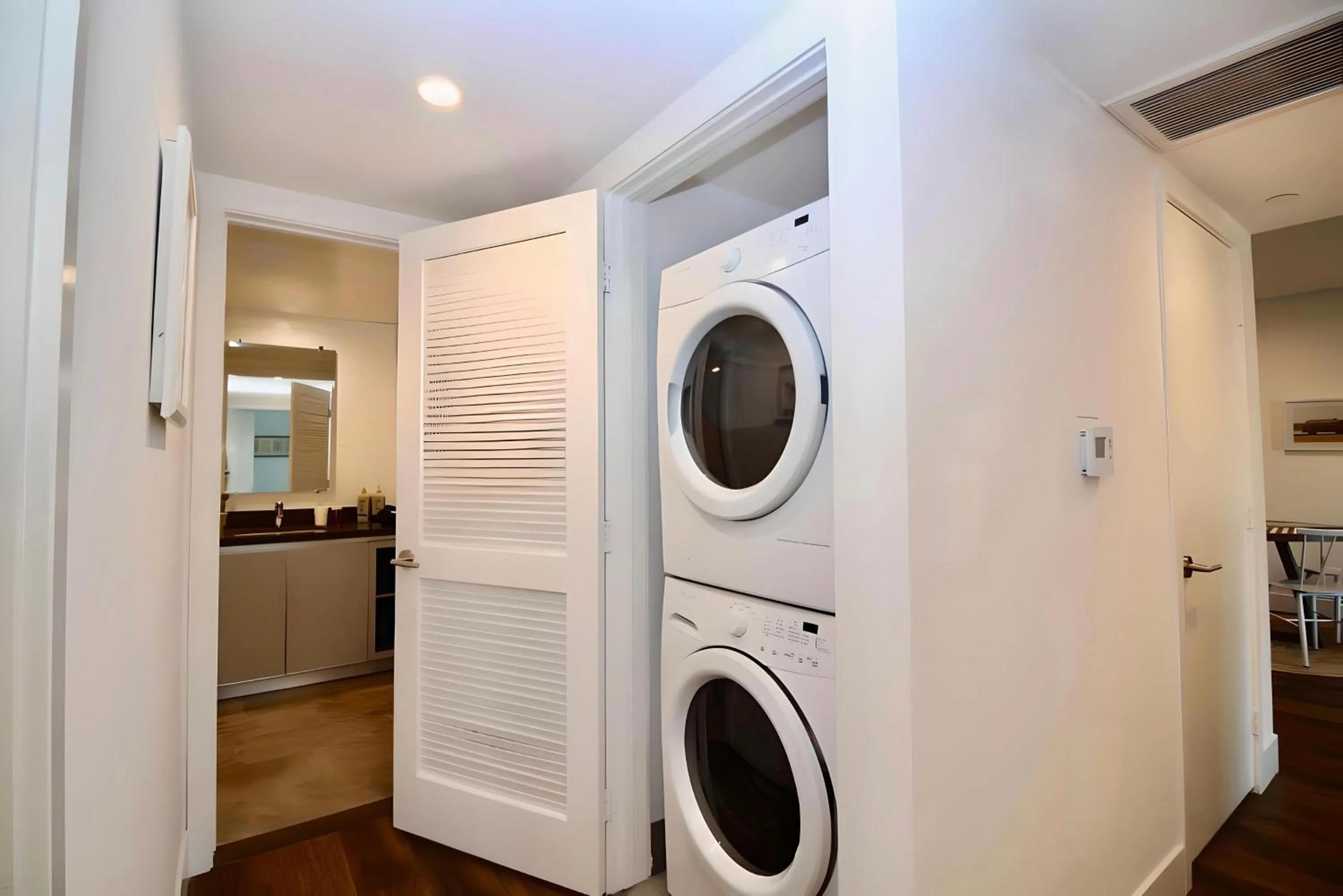 laundry in Los Angeles Premium City Suites with Free Parking