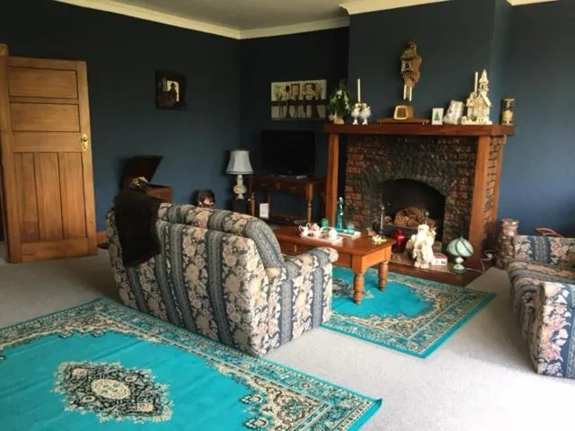 Living room in Hewling's Manor