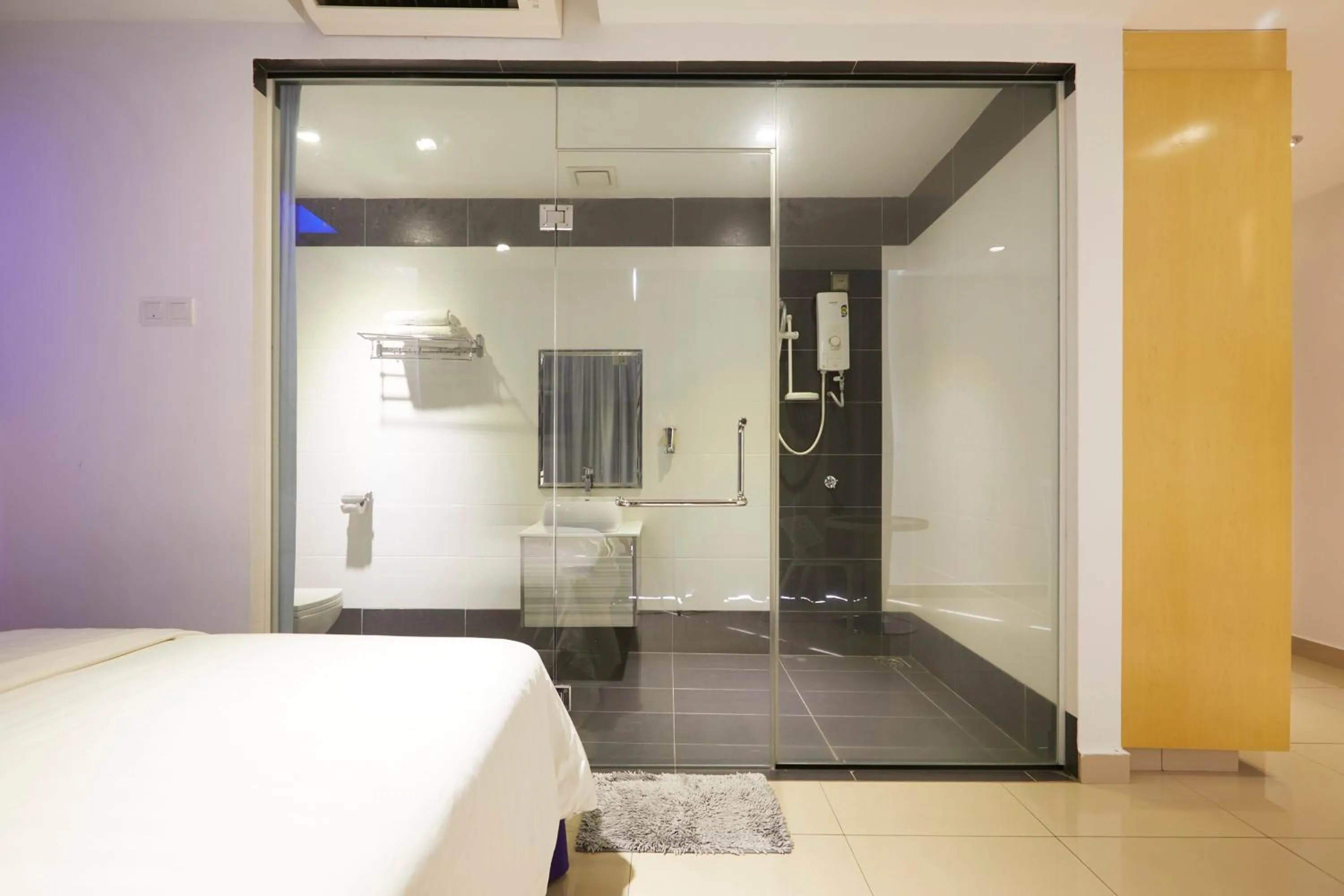 Bathroom, Bed in East Sun Hotel Sekinchan Self Check In