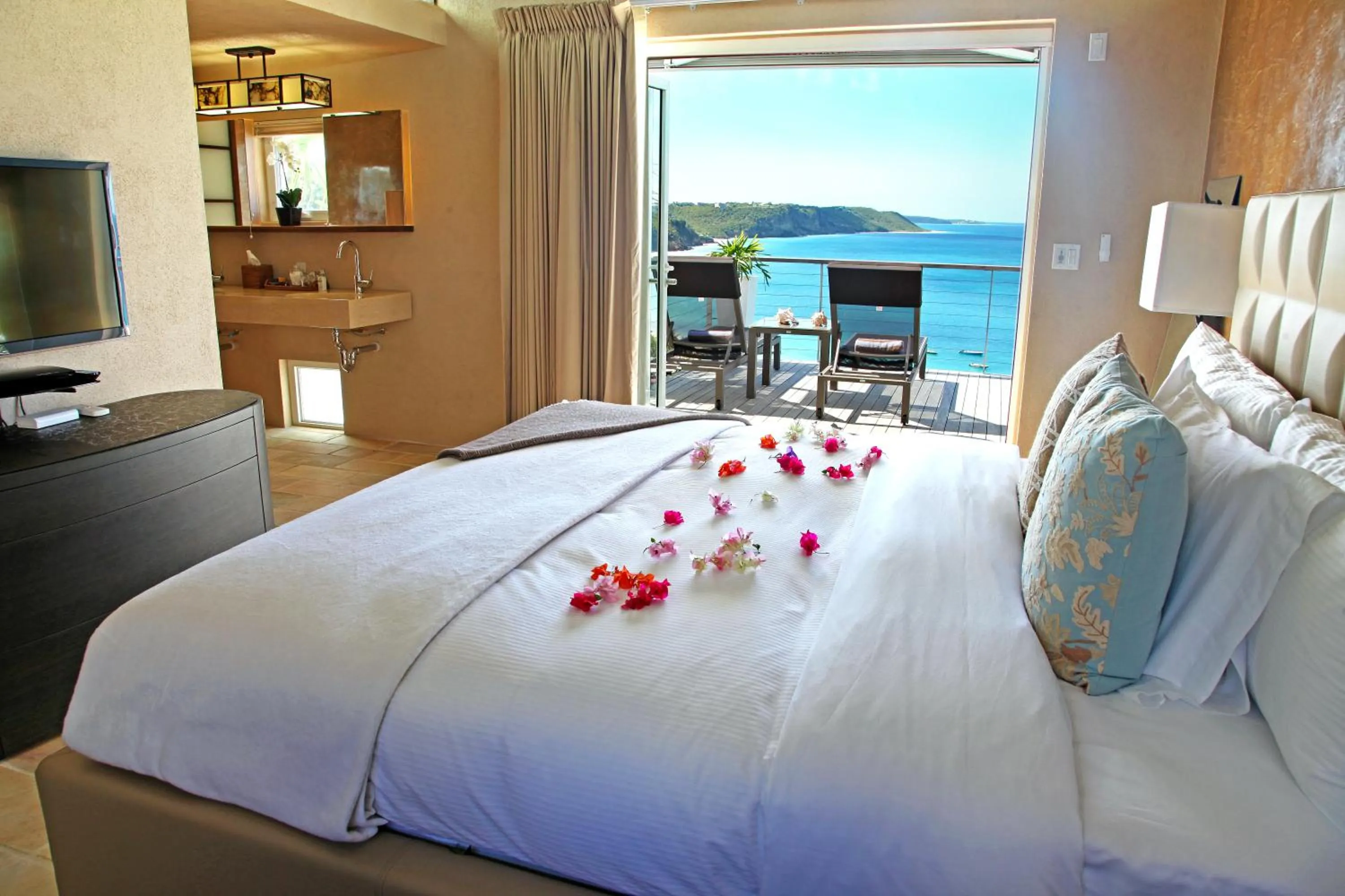 Bedroom, Bed in CeBlue Villas