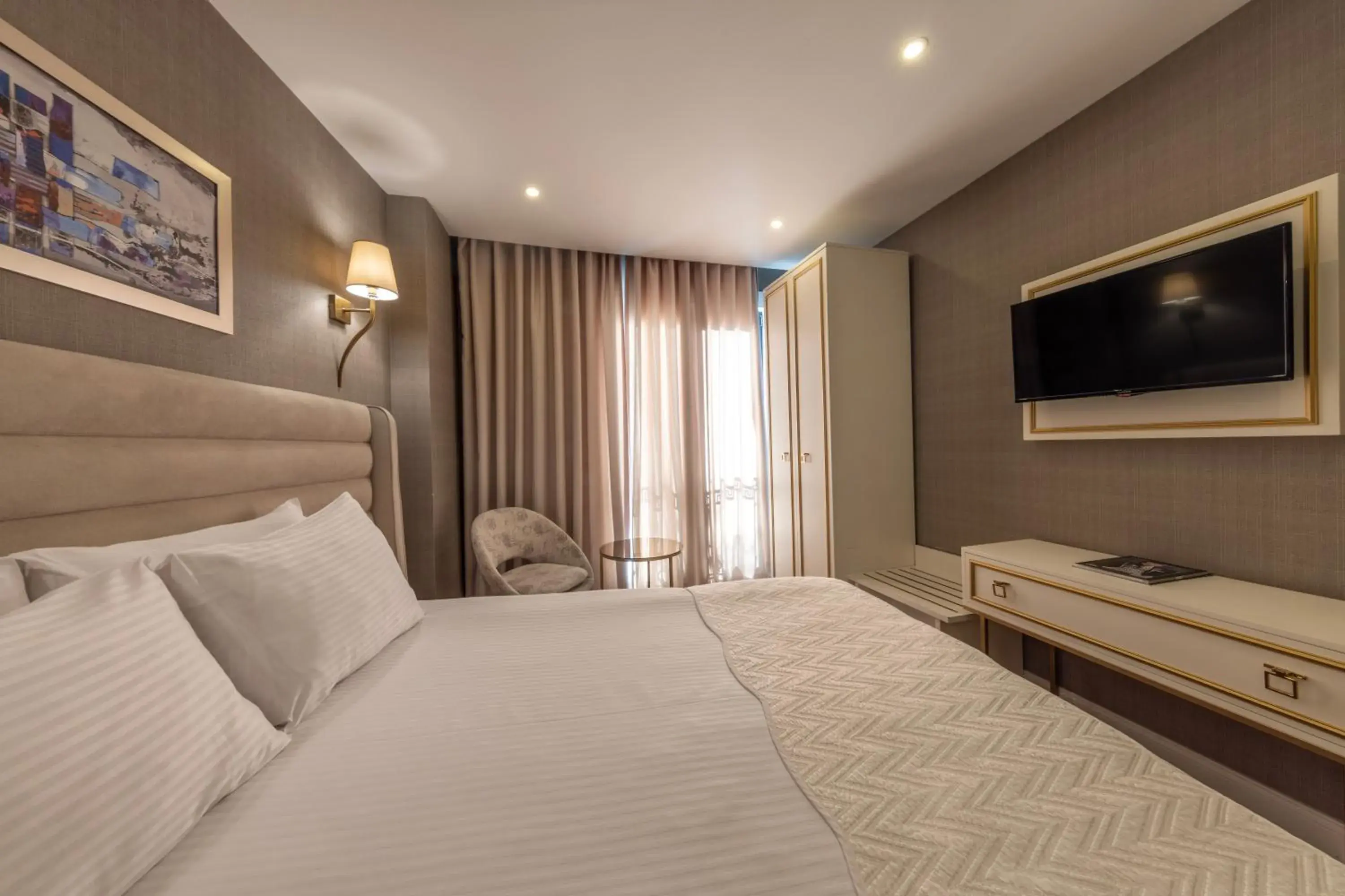 Large Double Room in Mr BEYAZ HOTEL Large Double Room in Mr BEYAZ HOTEL