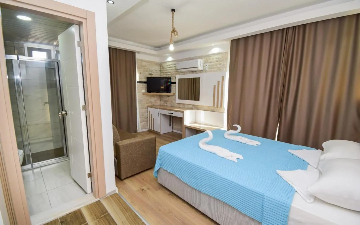 Shower, Bed in Esmeralda Butik Hotel