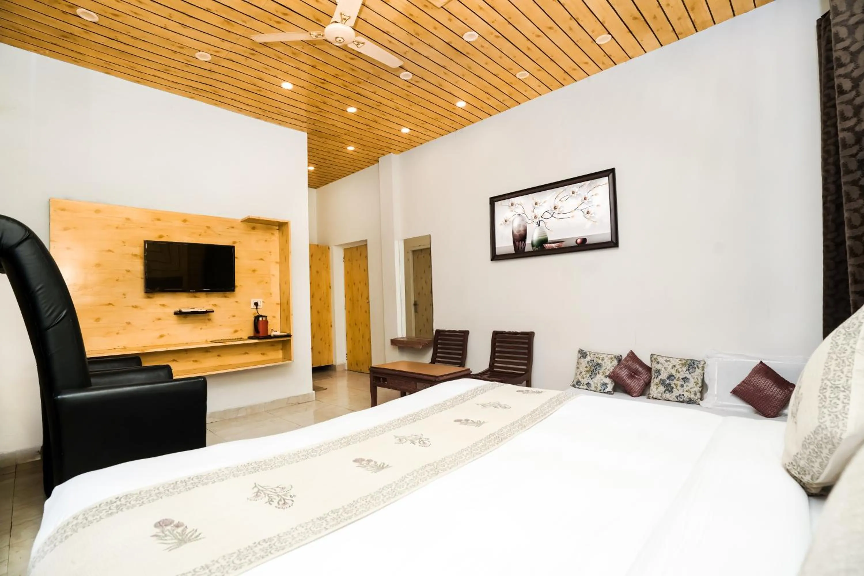 Communal lounge/ TV room, Bed in The Bunksters Mcleodganj, Dharmkot