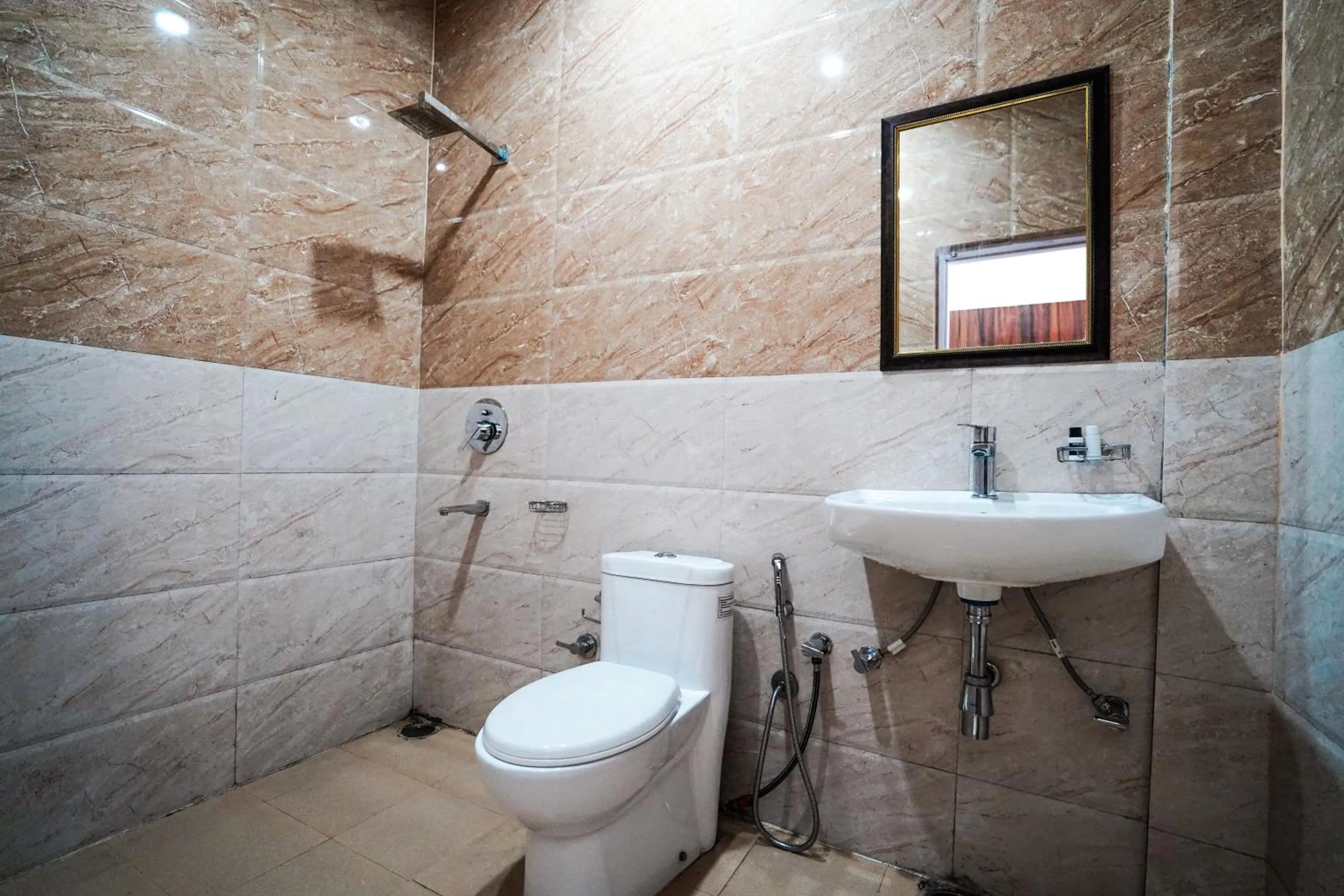 Shower in The Bunksters Mcleodganj, Dharmkot