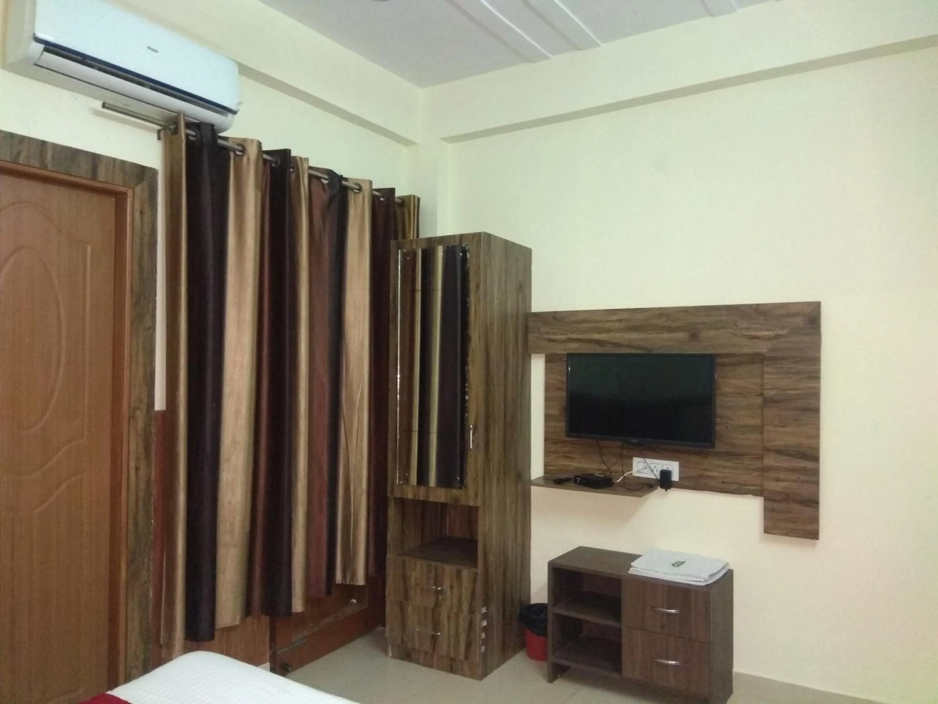 Property building, Bed in Home Stay Green View Doon