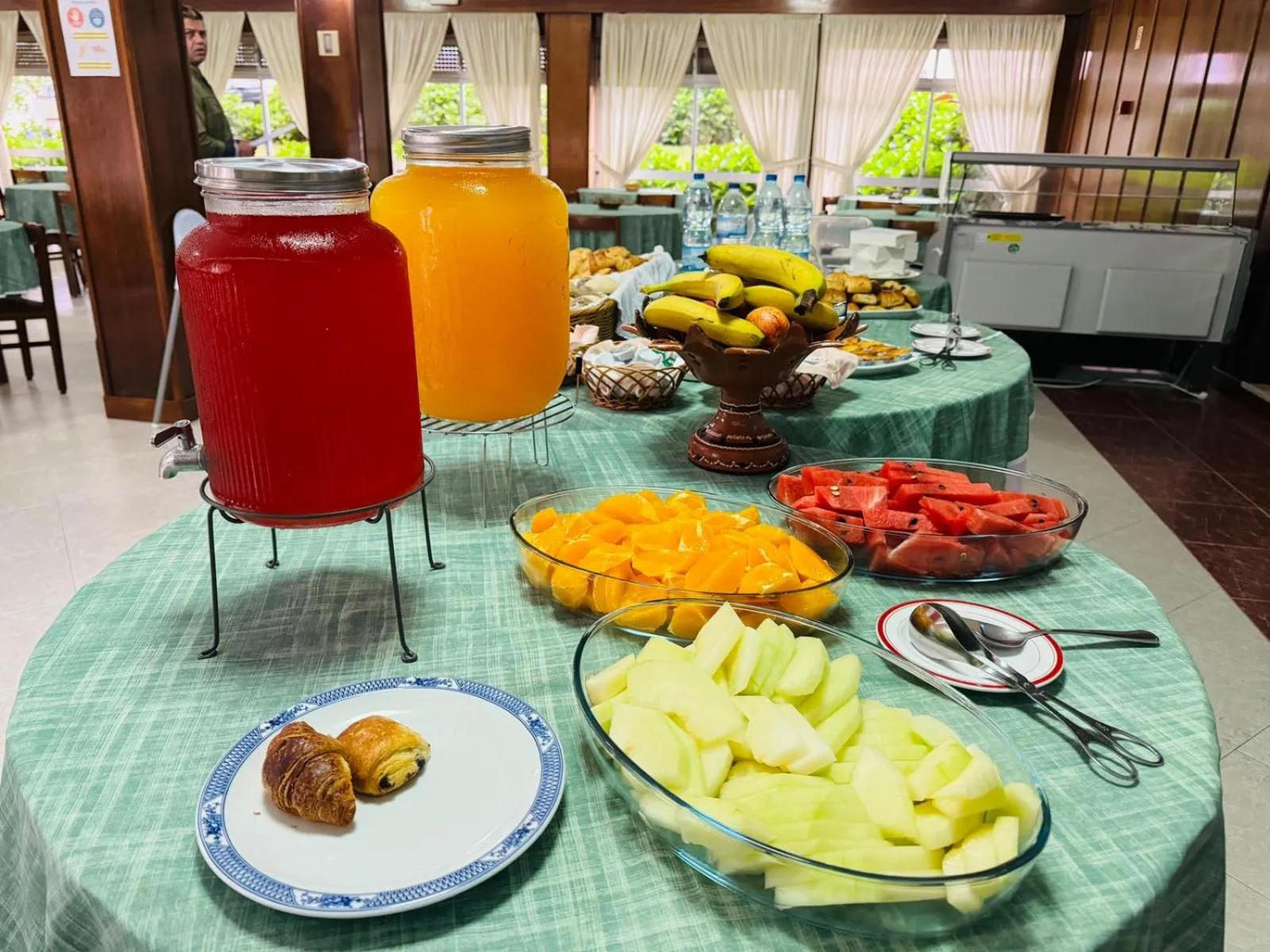 Continental breakfast in Hotel Colmeia