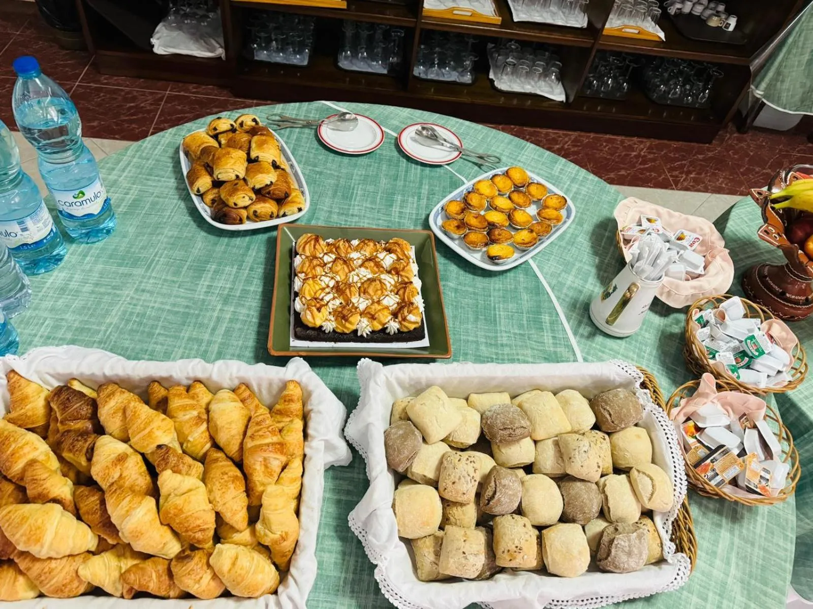 Buffet breakfast in Hotel Colmeia