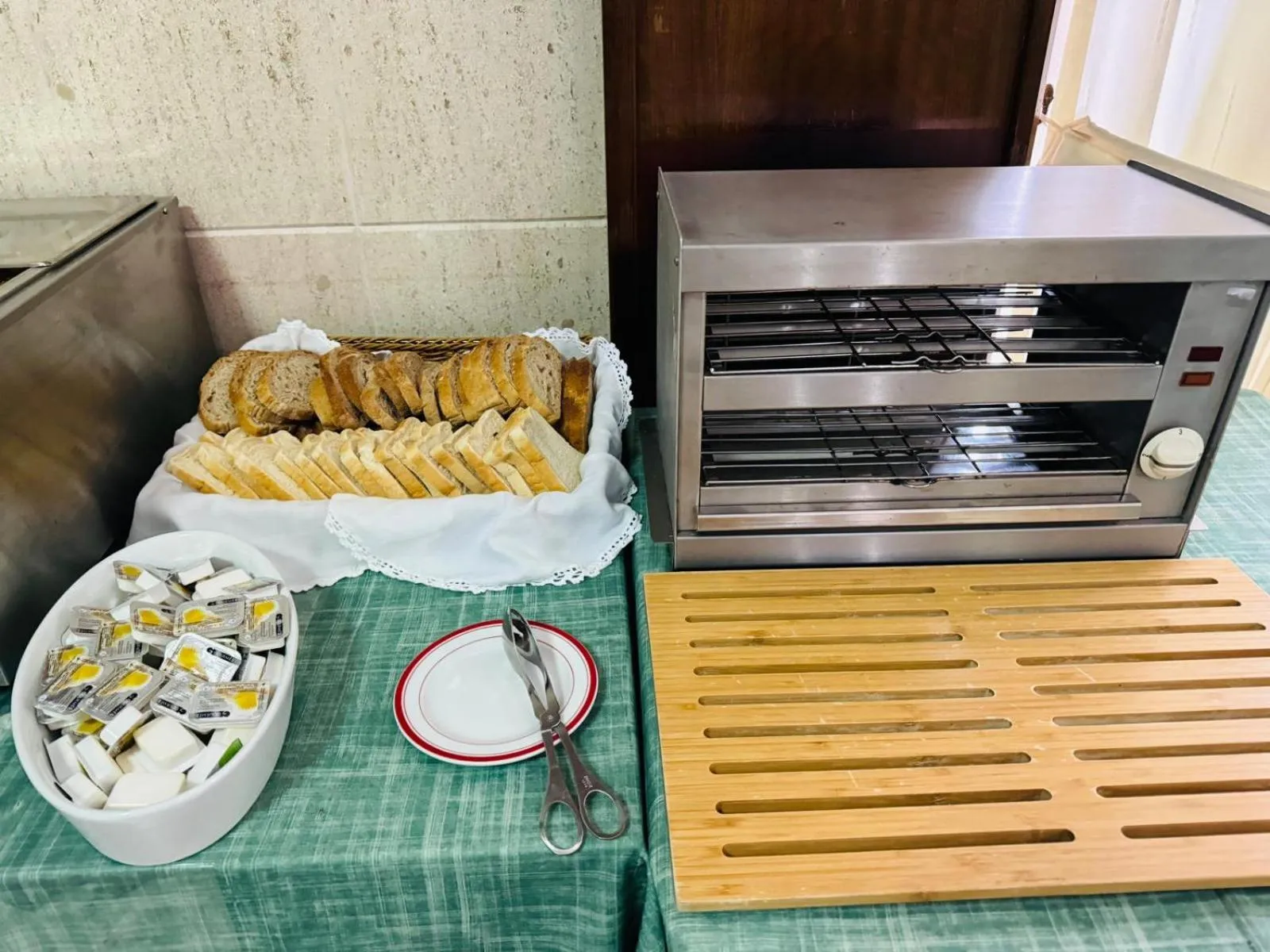 Buffet breakfast in Hotel Colmeia