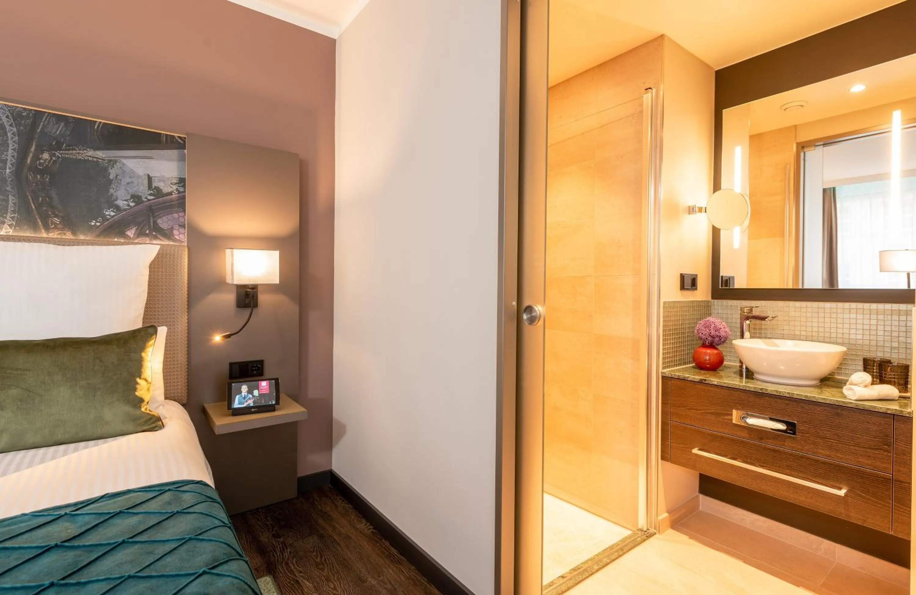 Bathroom, Bed in Leonardo Royal Hotel Nürnberg