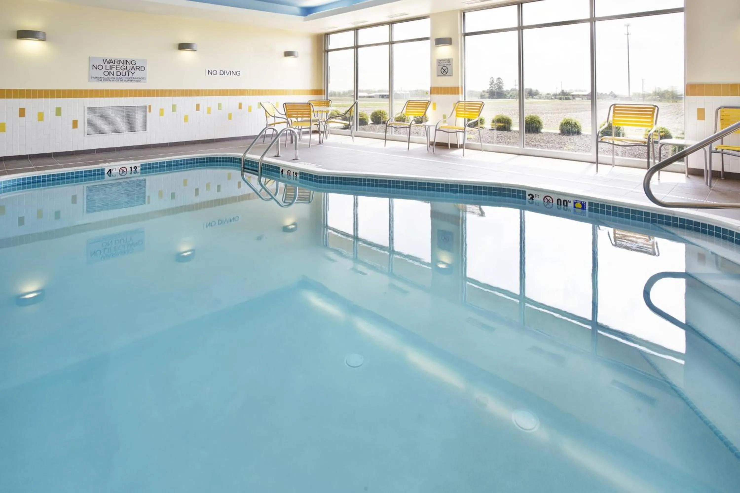 Swimming pool in Fairfield Inn & Suites by Marriott Jeffersonville I-71