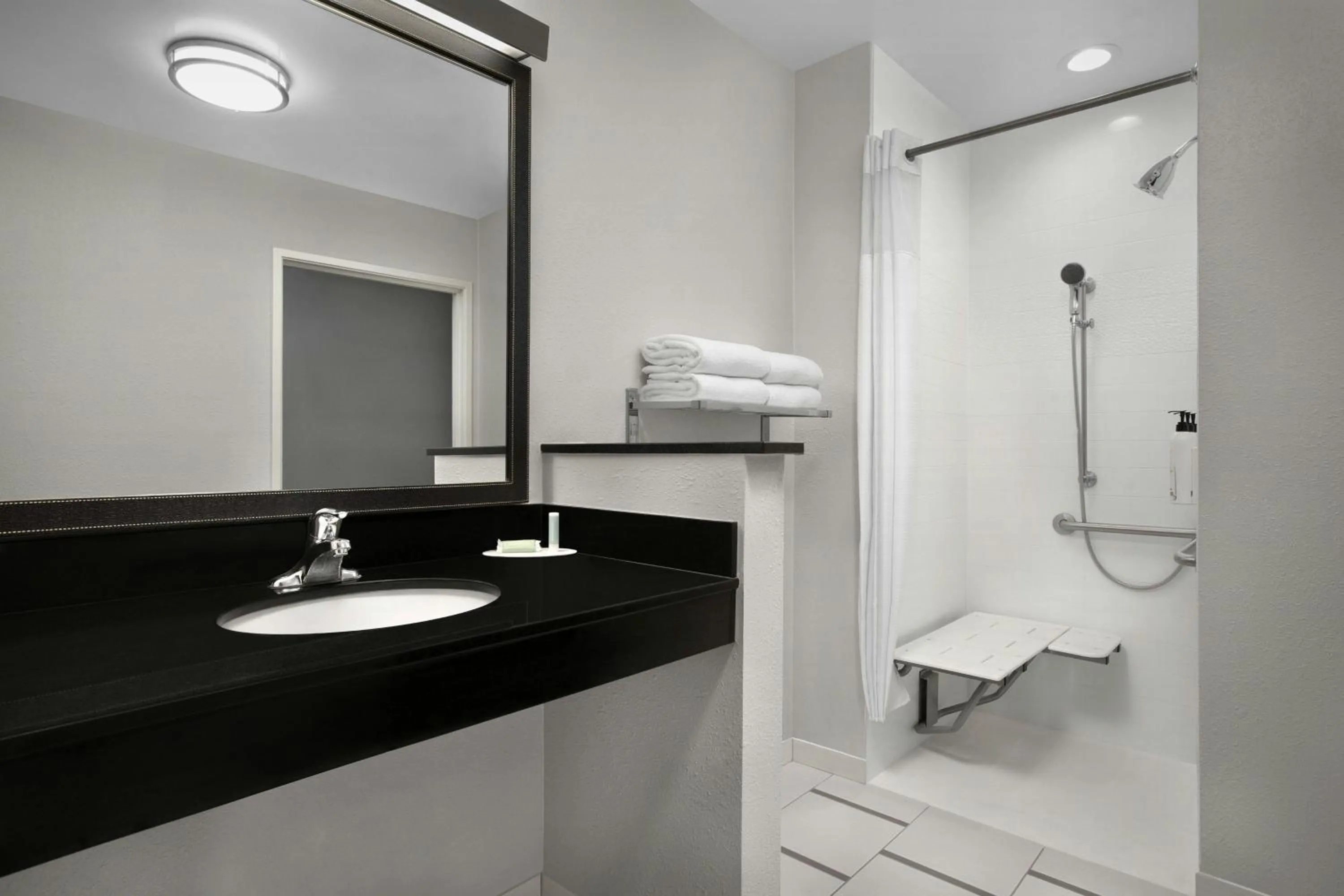 Bathroom in Fairfield Inn & Suites by Marriott Jeffersonville I-71