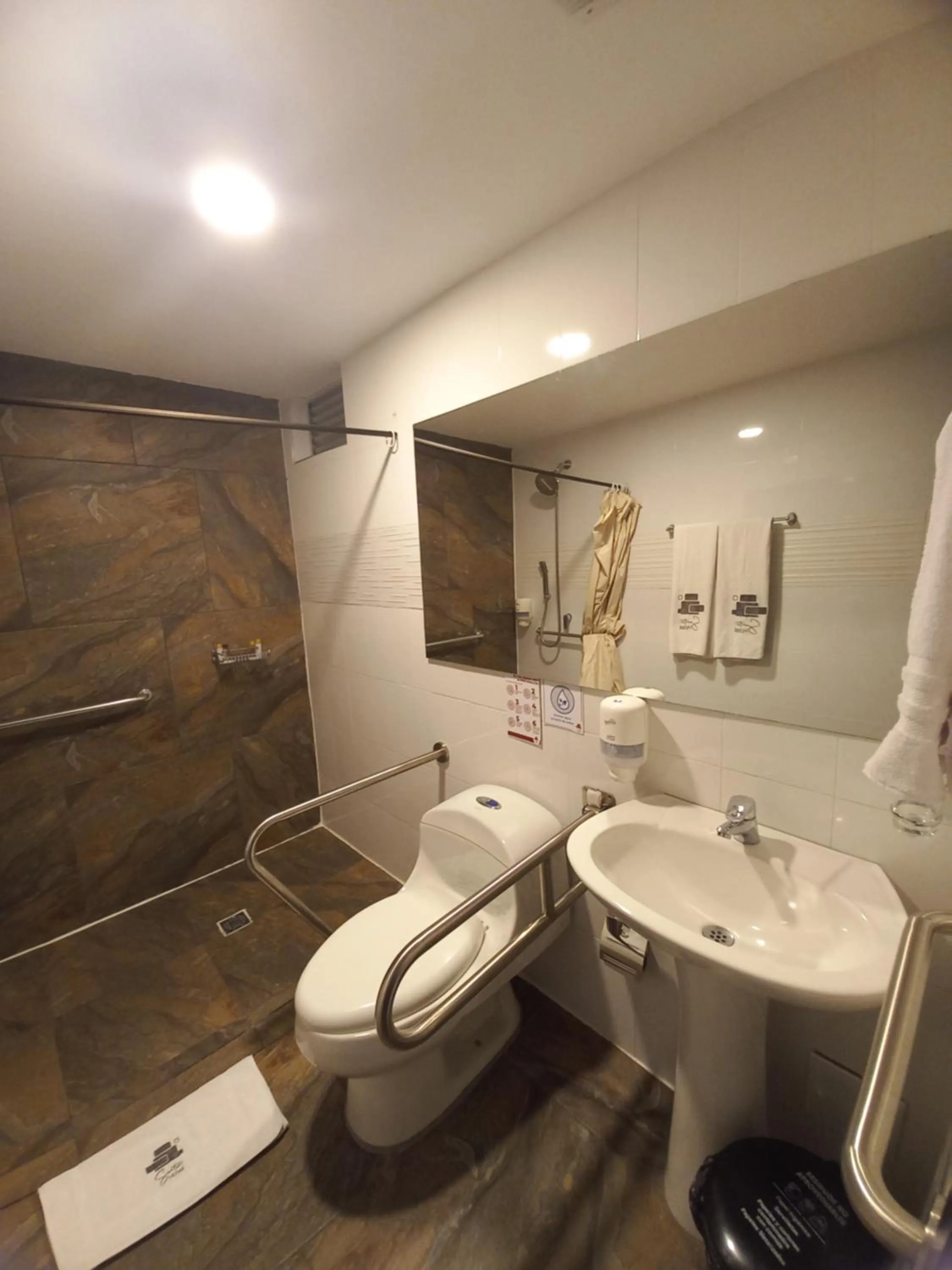 Bathroom in HOTEL SANTORI