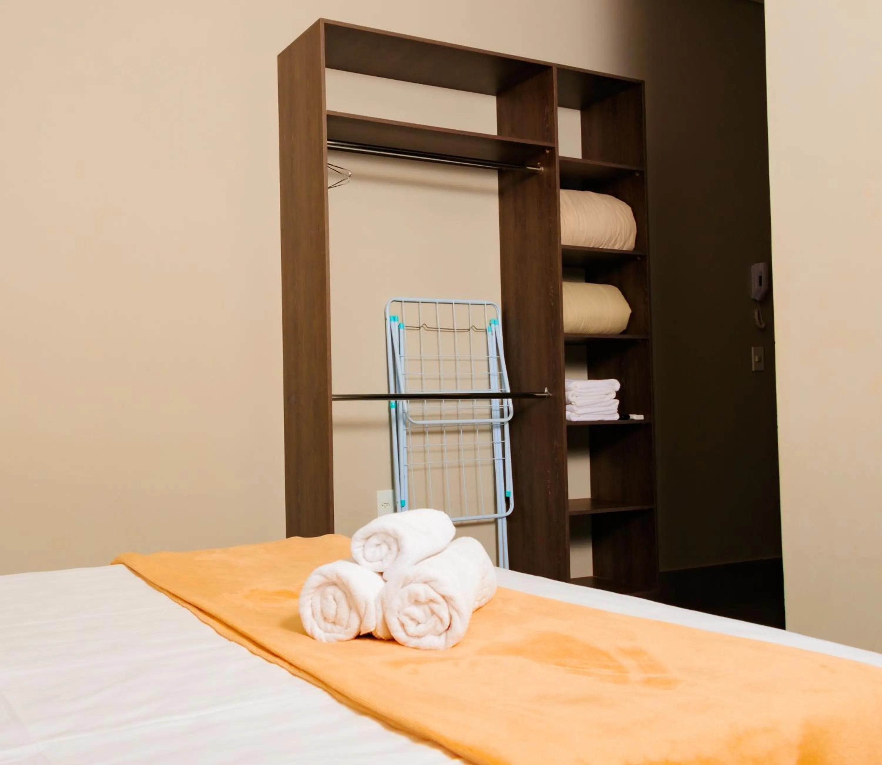 microwave, Bed in Vila Castelo Residencial no Centro de Foz