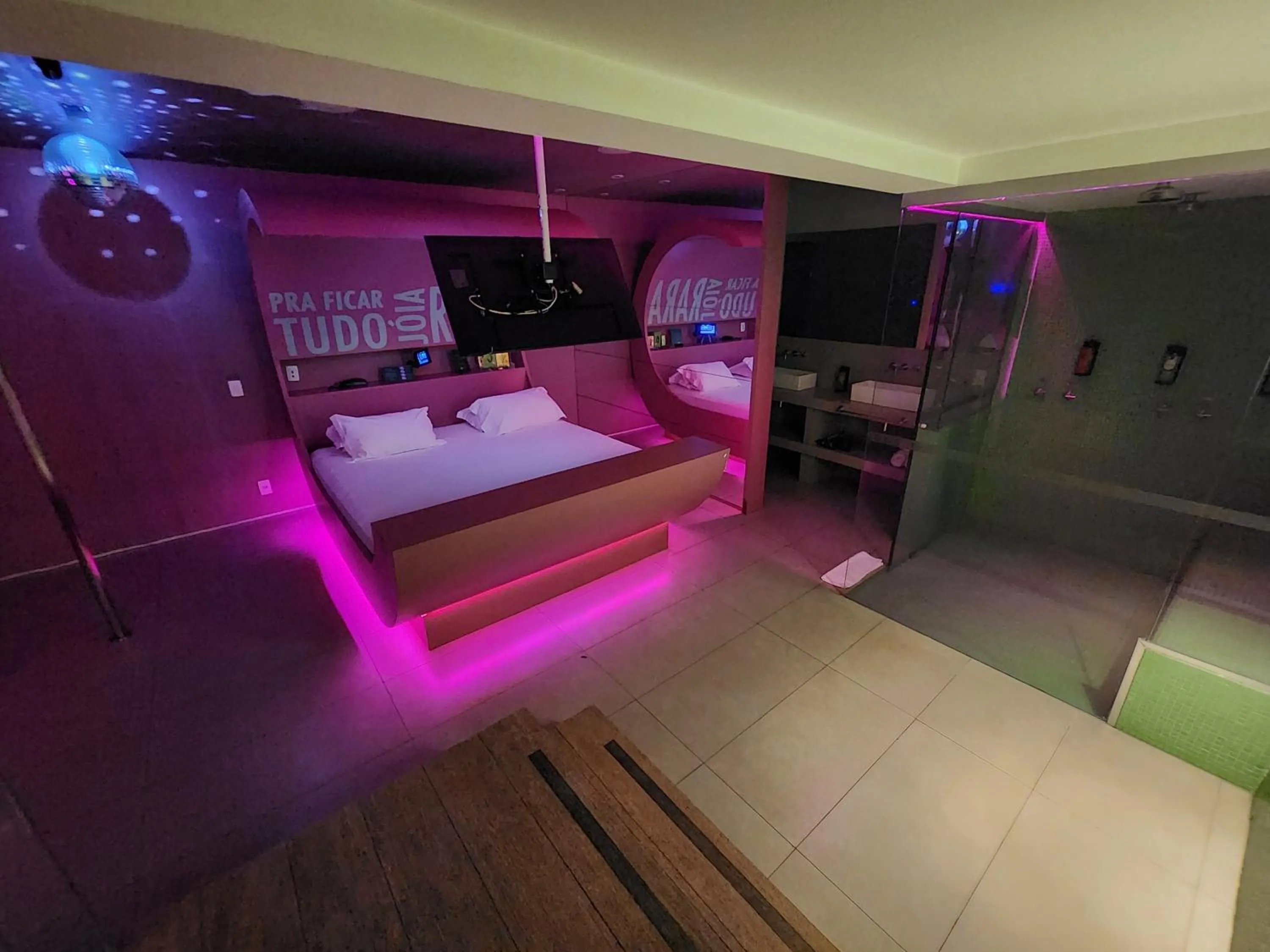 Shower, Bed in Lush Motel Ipiranga