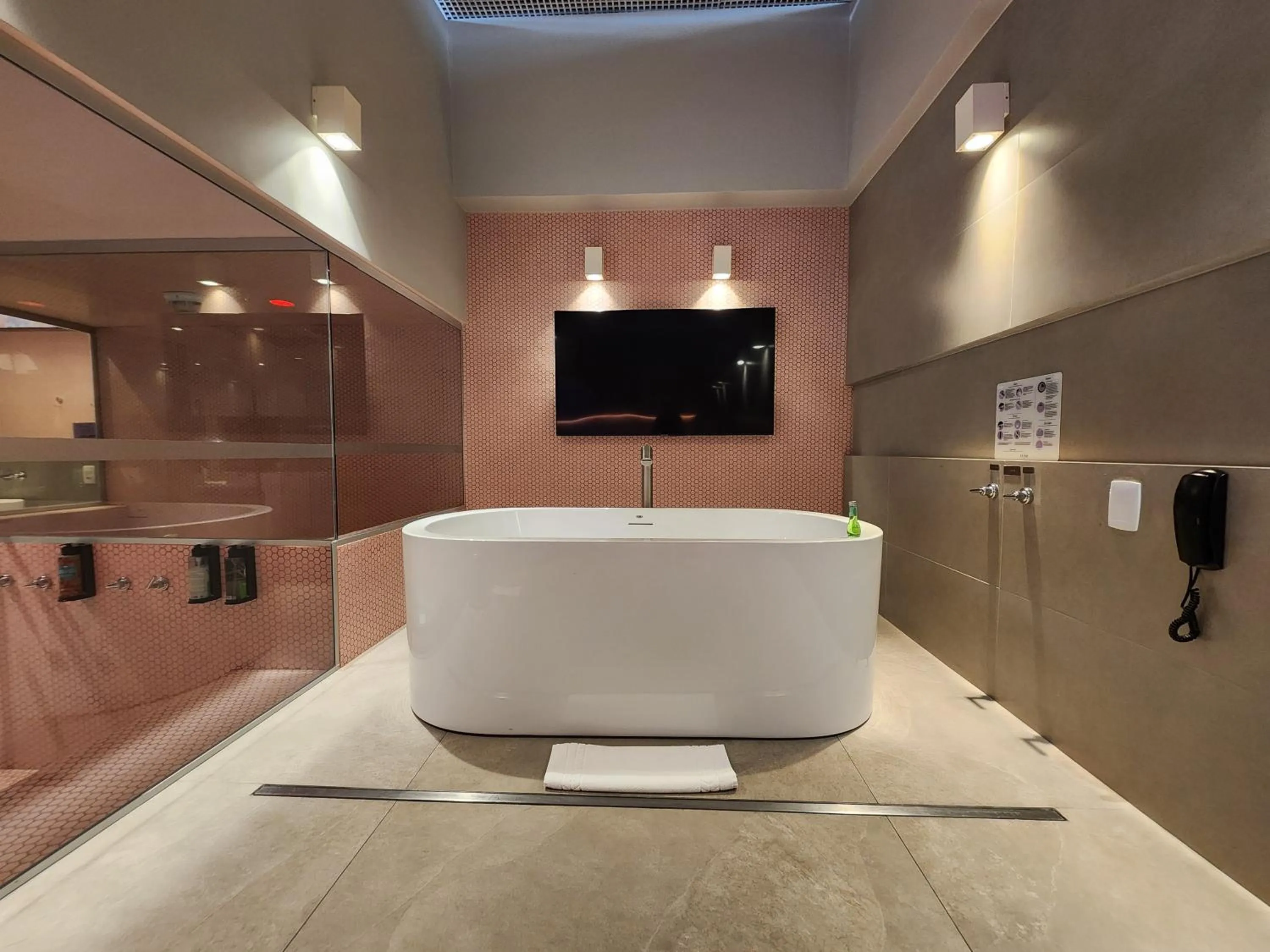 Hot Tub in Lush Motel Ipiranga