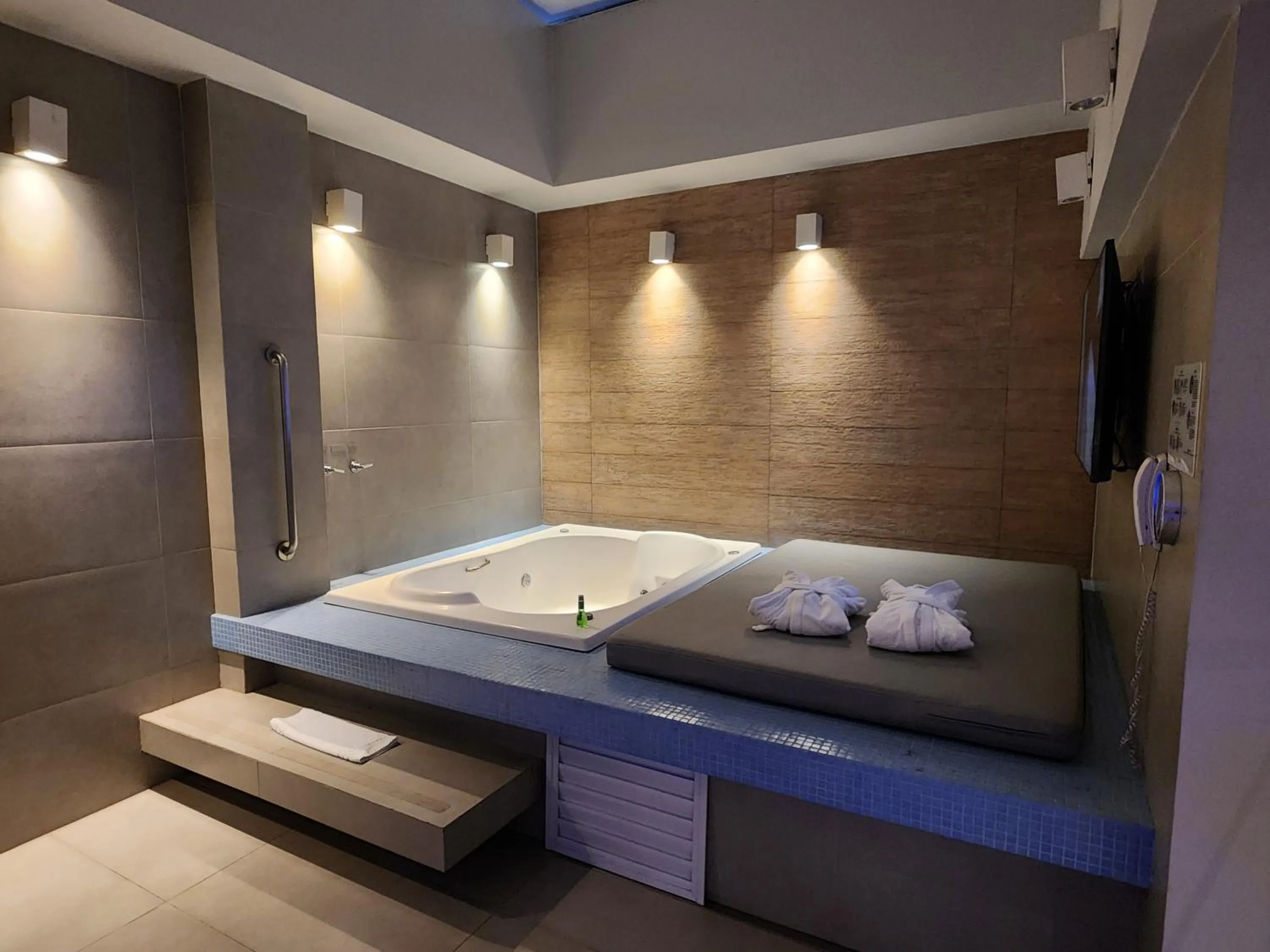 Hot Tub, Bed in Lush Motel Ipiranga