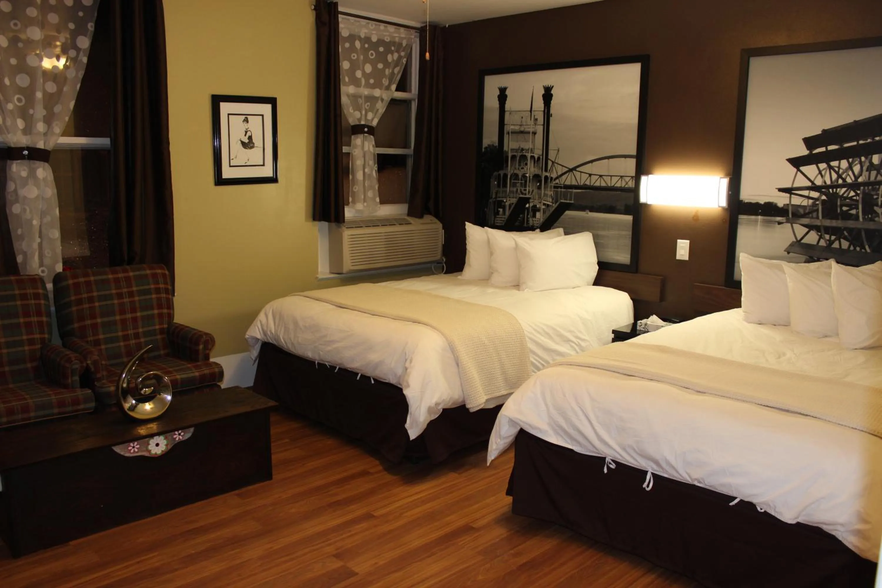 Photo of the whole room, Bed in Koreana in Decorah