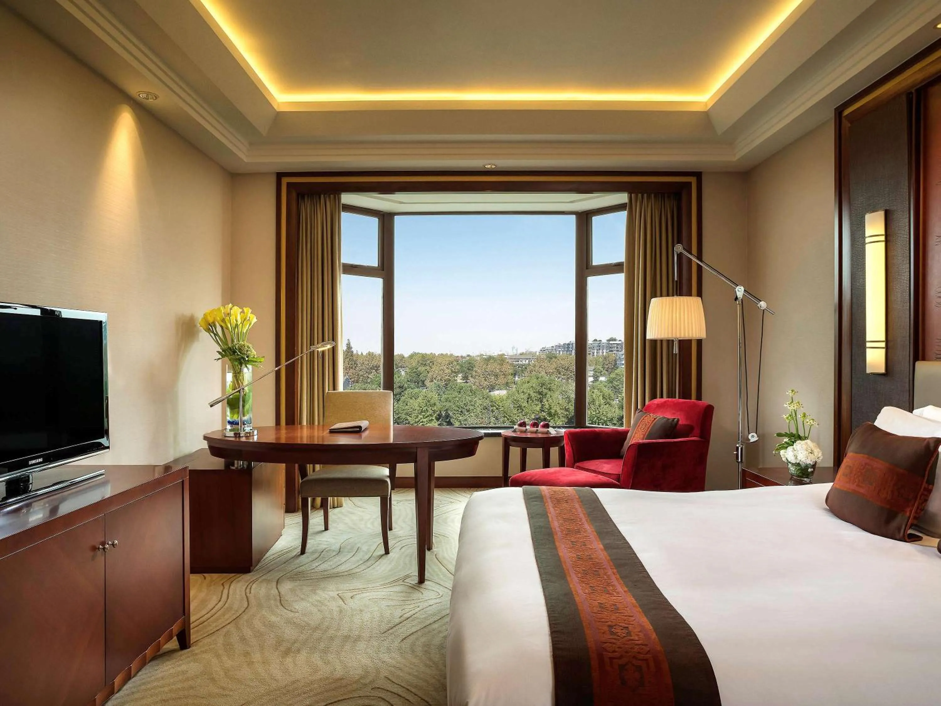 Bedroom, Bed in Sofitel Hangzhou Westlake - Few steps to West Lake, with panoramic lake view terrace