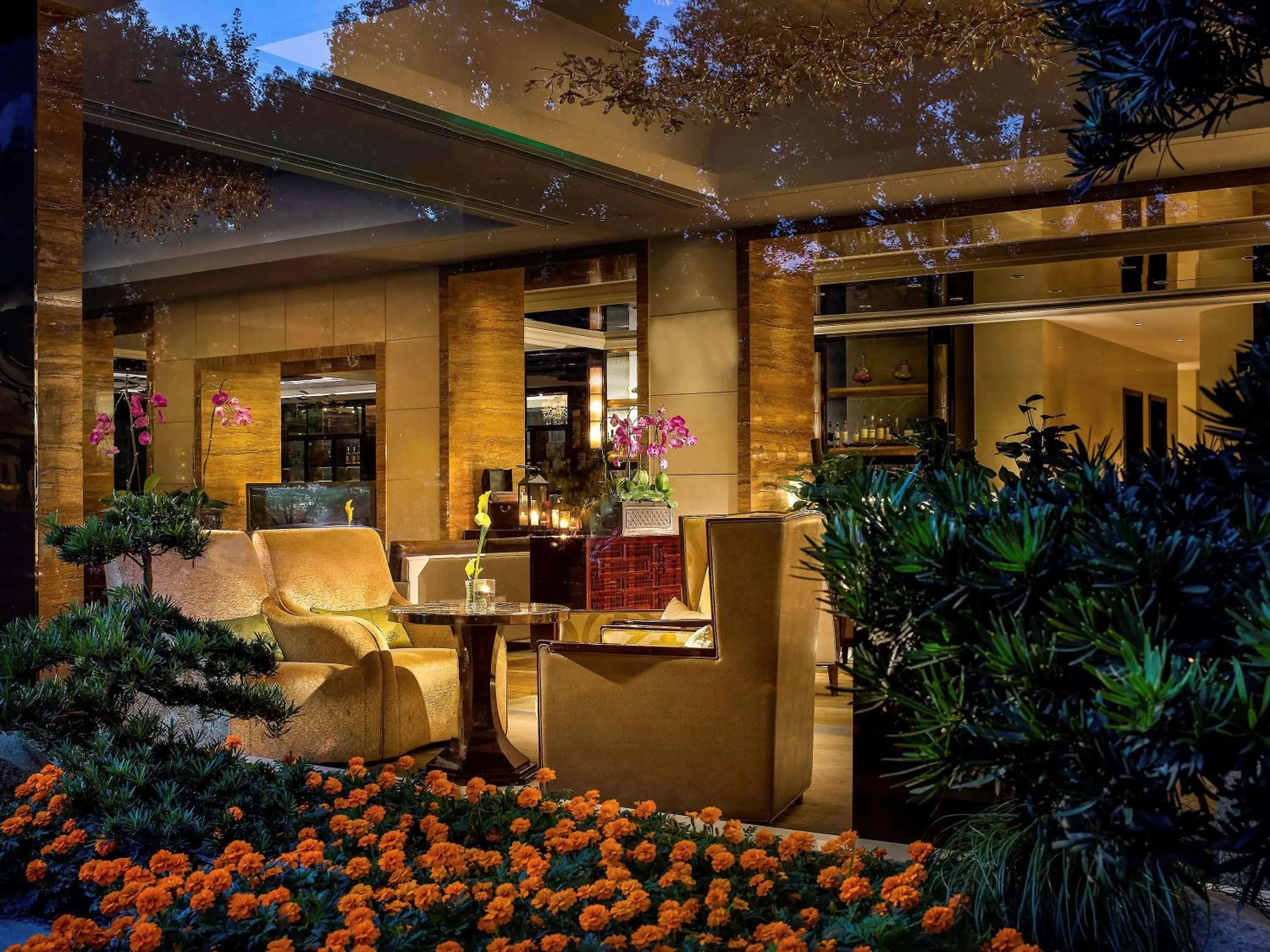 Lounge or bar in Sofitel Hangzhou Westlake - Few steps to West Lake, with panoramic lake view terrace