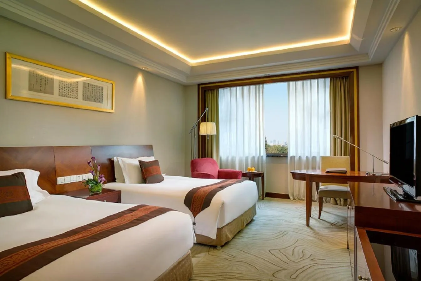 Property building, Bed in Sofitel Hangzhou Westlake - Few steps to West Lake, with panoramic lake view terrace
