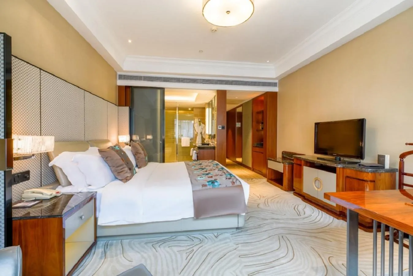 Photo of the whole room, Bed in Sofitel Hangzhou Westlake - Few steps to West Lake, with panoramic lake view terrace