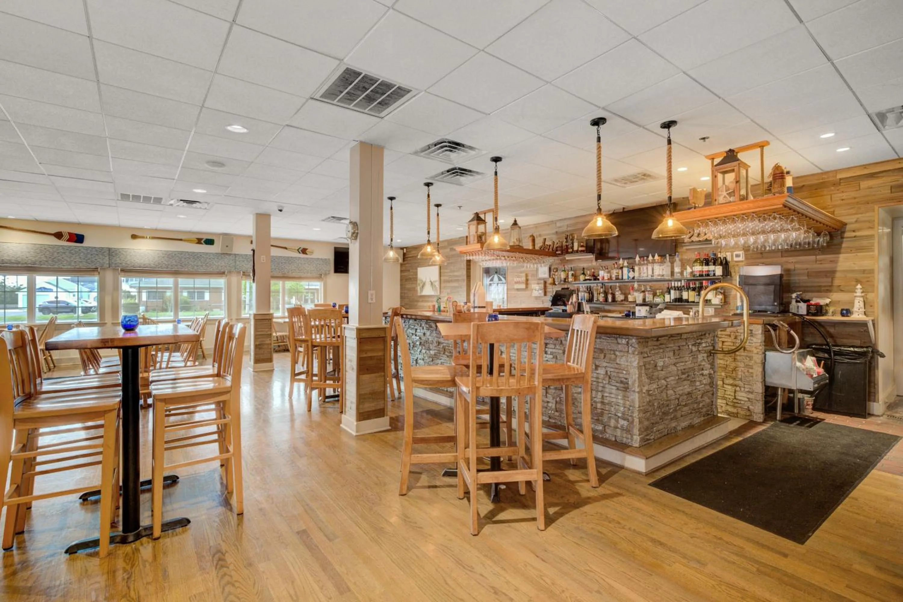 Restaurant/places to eat in Surf City Hotel