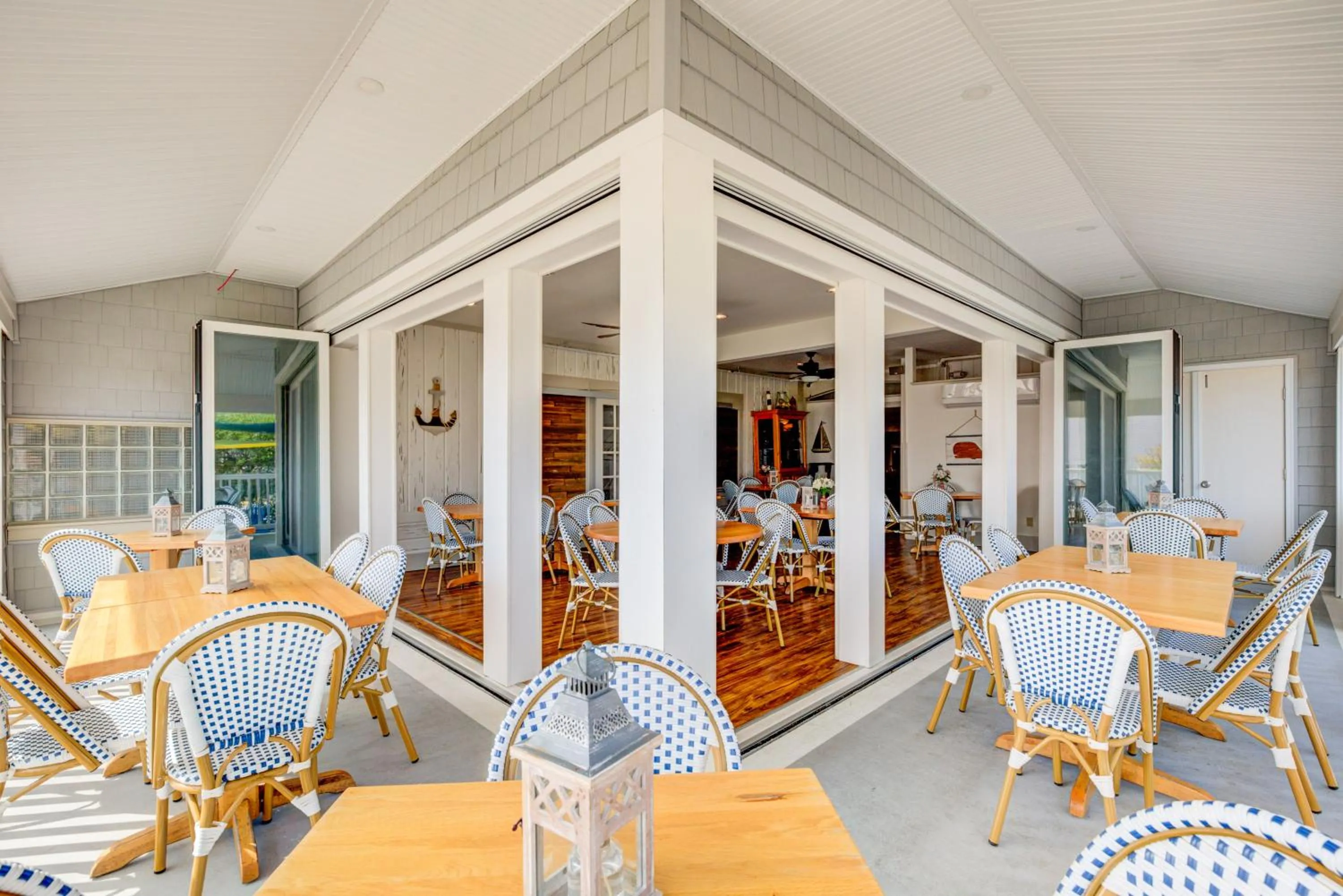 Restaurant/places to eat in Surf City Hotel