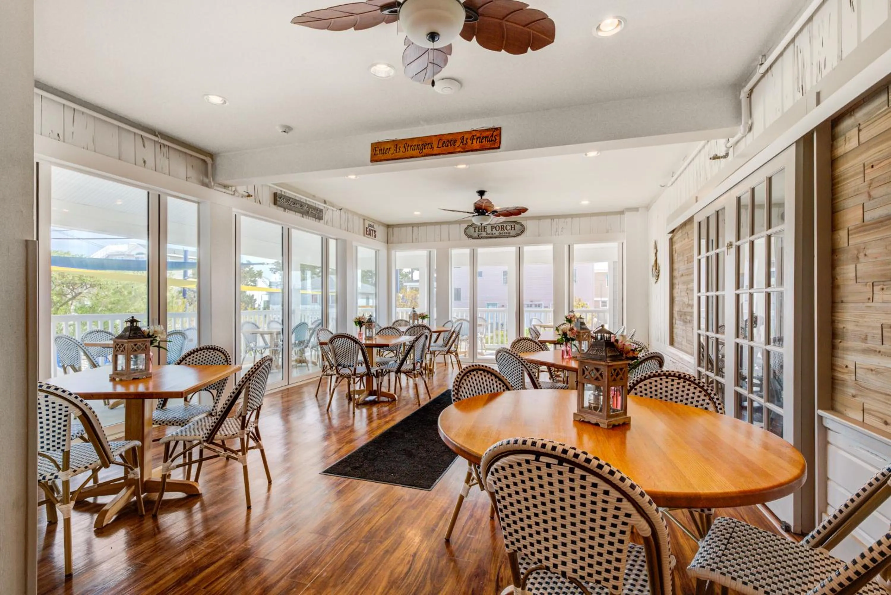 Restaurant/places to eat in Surf City Hotel